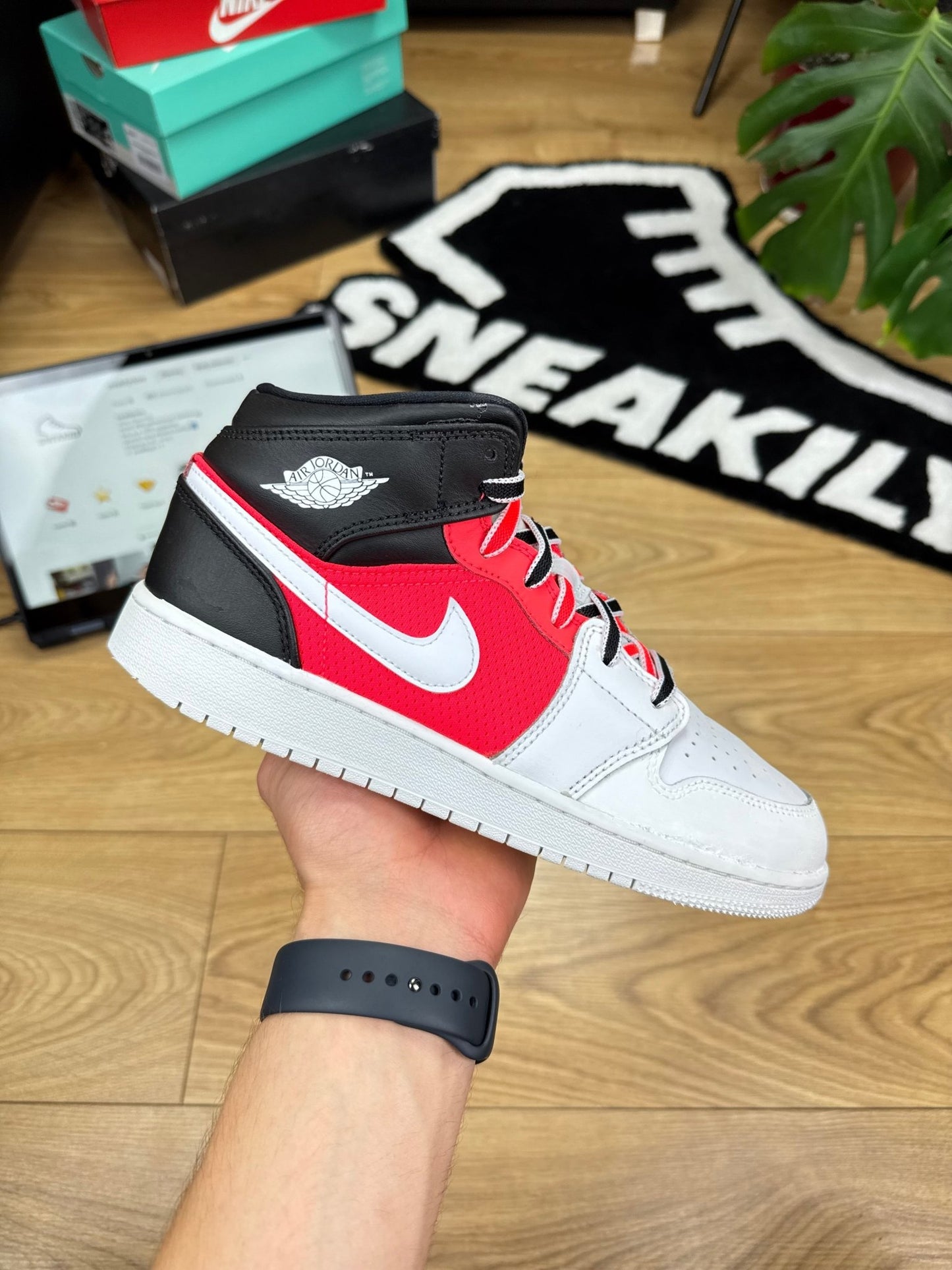 Nike Air Jordan 1 Mid (40)