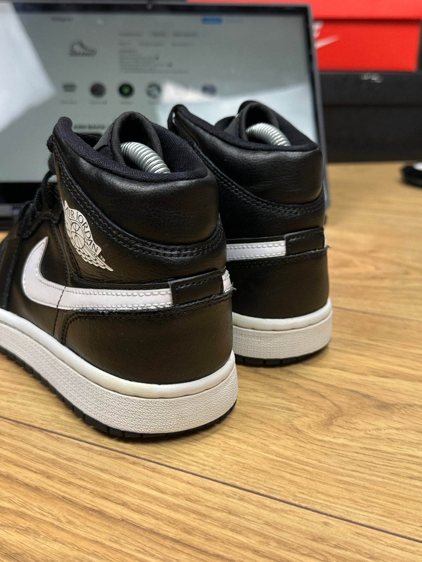 Nike Air Jordan 1 Mid (37.5)
