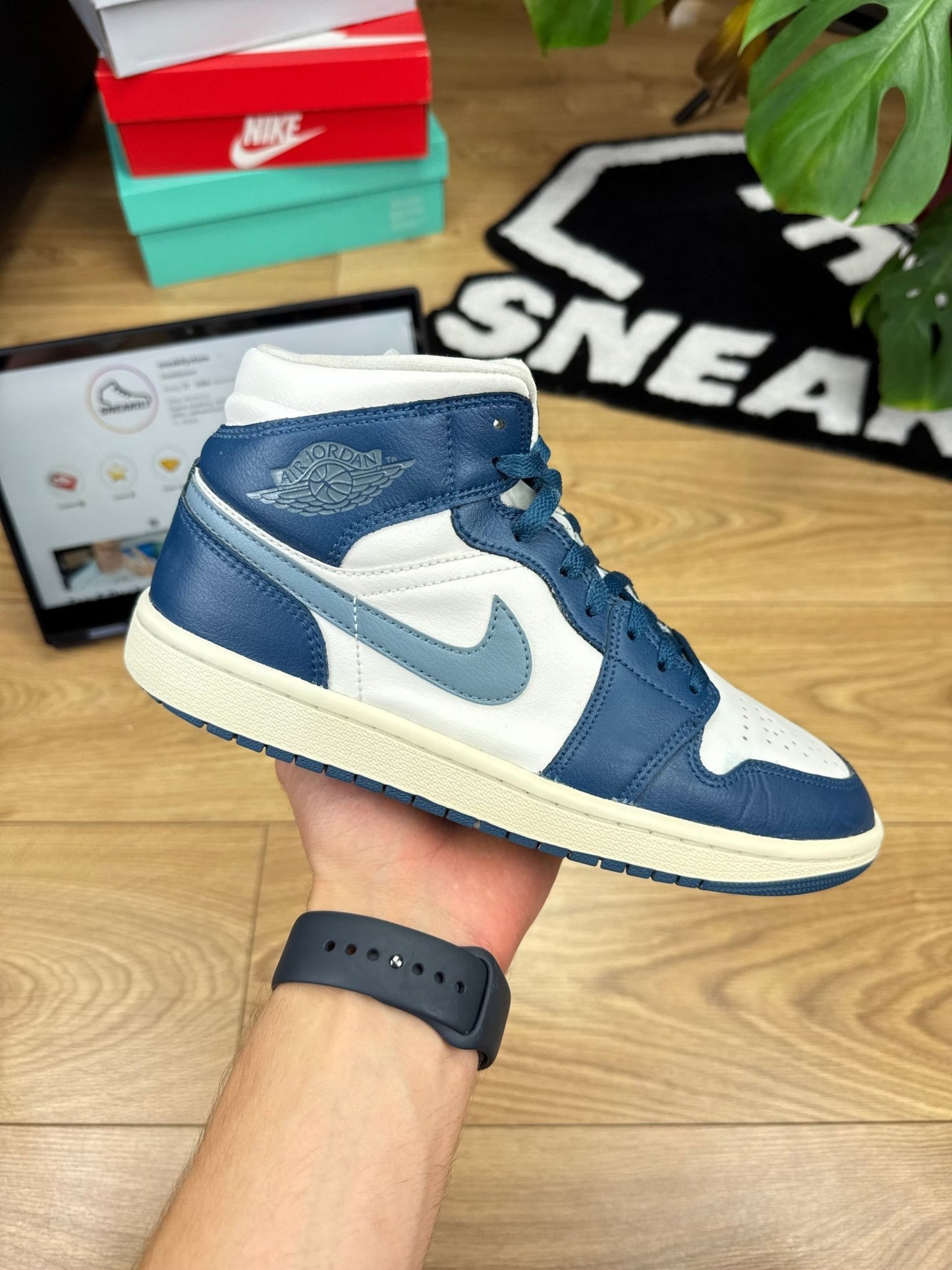 Nike Air Jordan 1 Mid (40)
