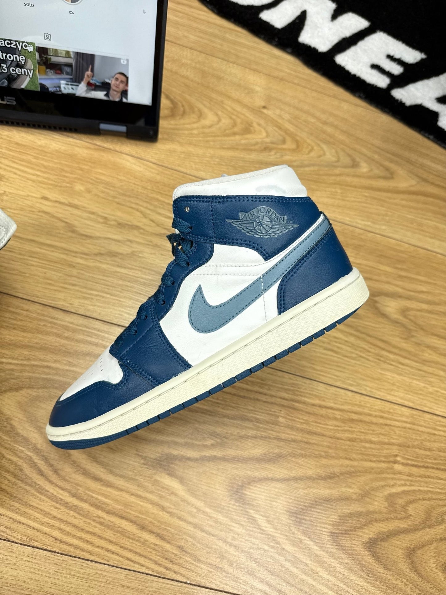 Nike Air Jordan 1 Mid (40)