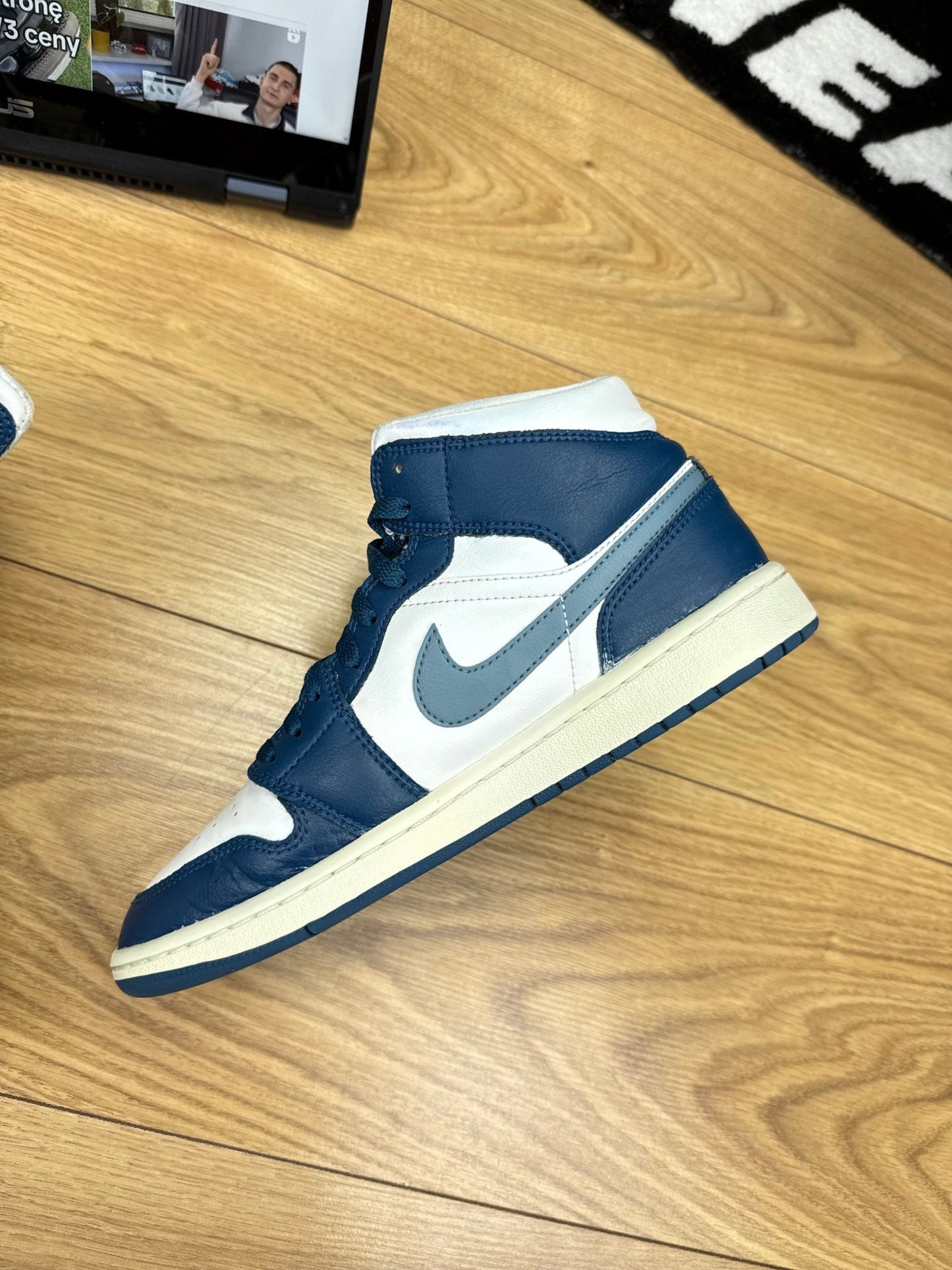 Nike Air Jordan 1 Mid (40)