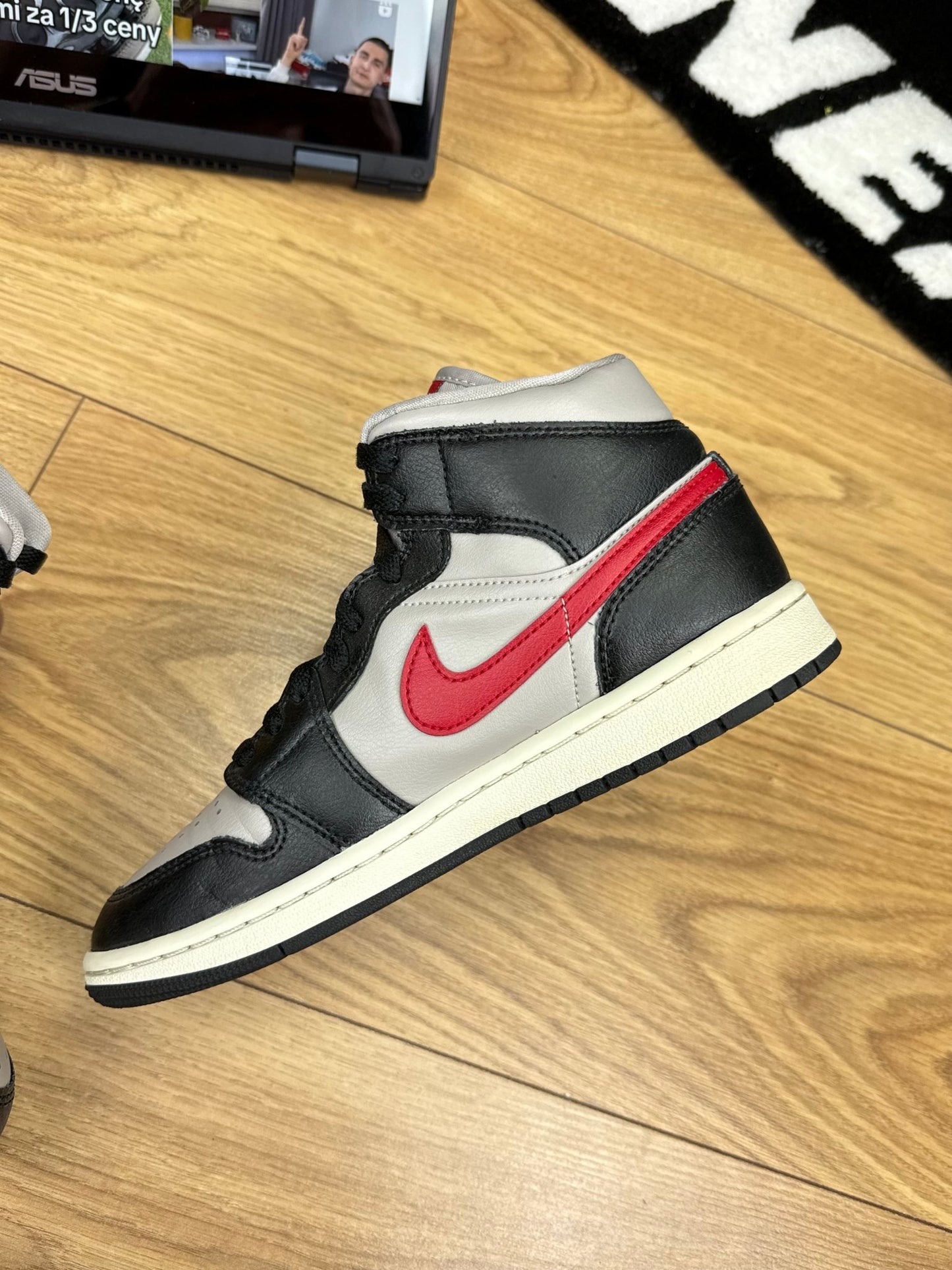 Nike Air Jordan 1 Mid (38)