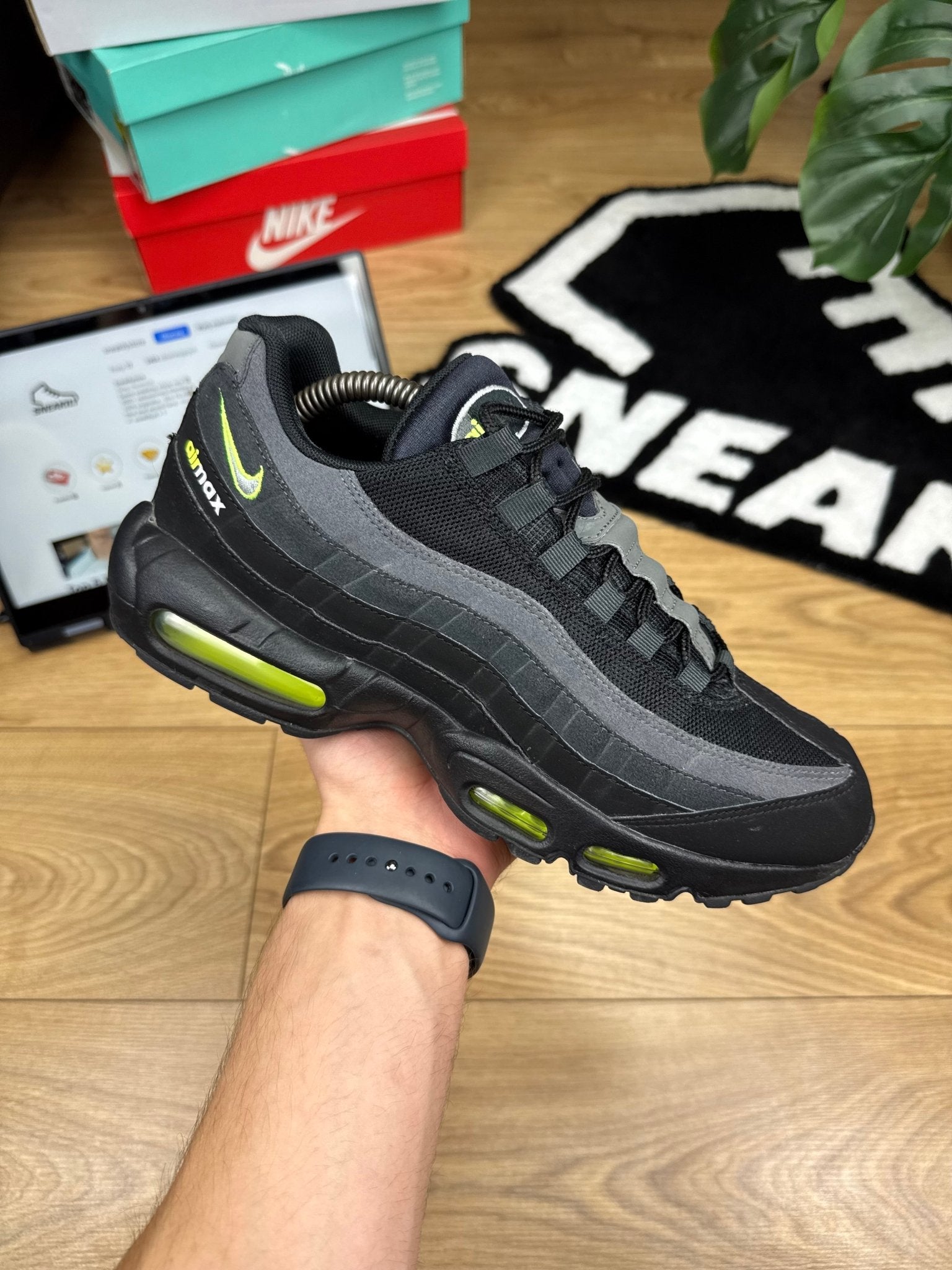 nike air max 95 retro logo black grey volt