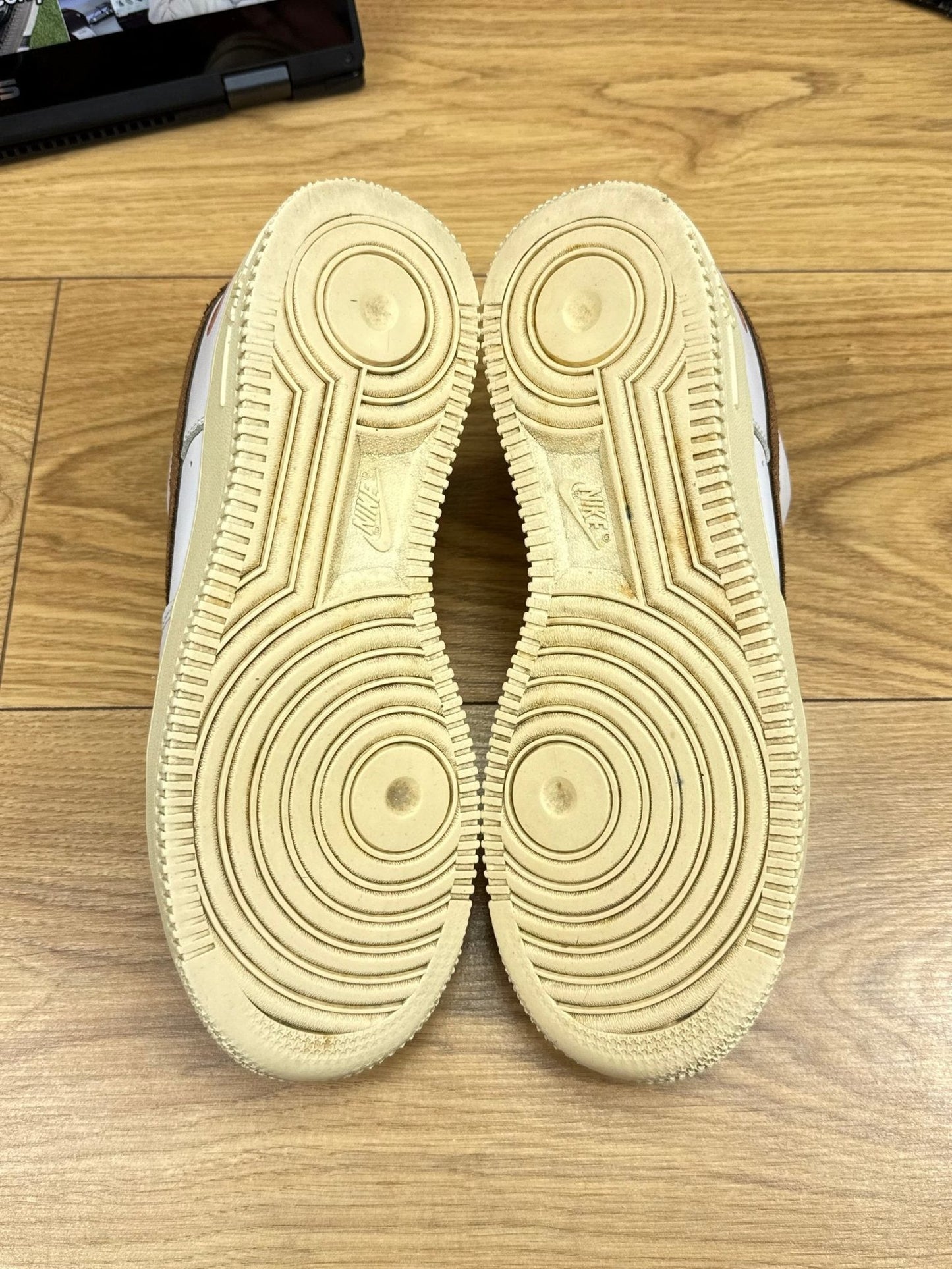 Nike Air Force 1 ’07 LX Coconut Milk — buty sportowe męskie w bardzo dobrym stanie rozmiar 39, zapiętki butów