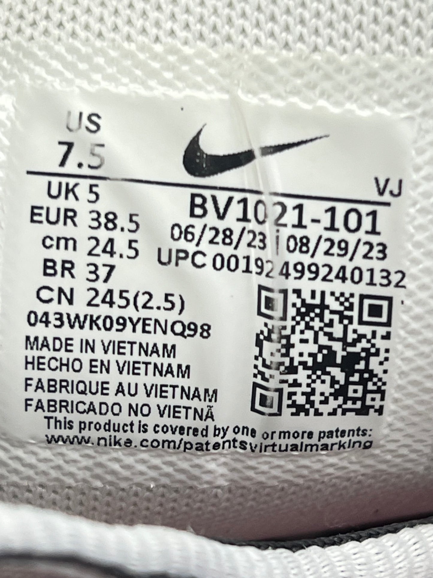 Nike P-6000 Metallic Silver Red — buty sportowe damskie w bardzo dobrym stanie rozmiar 38.5, opcjonalne zdjęcie 1