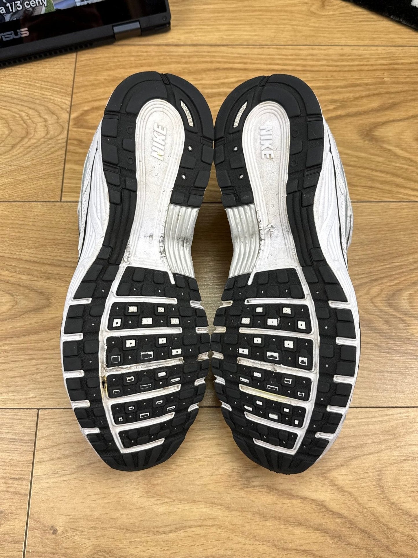 Nike P-6000 P-6000 Metallic Silver — buty sportowe męskie w bardzo dobrym stanie rozmiar 43, zapiętki butów