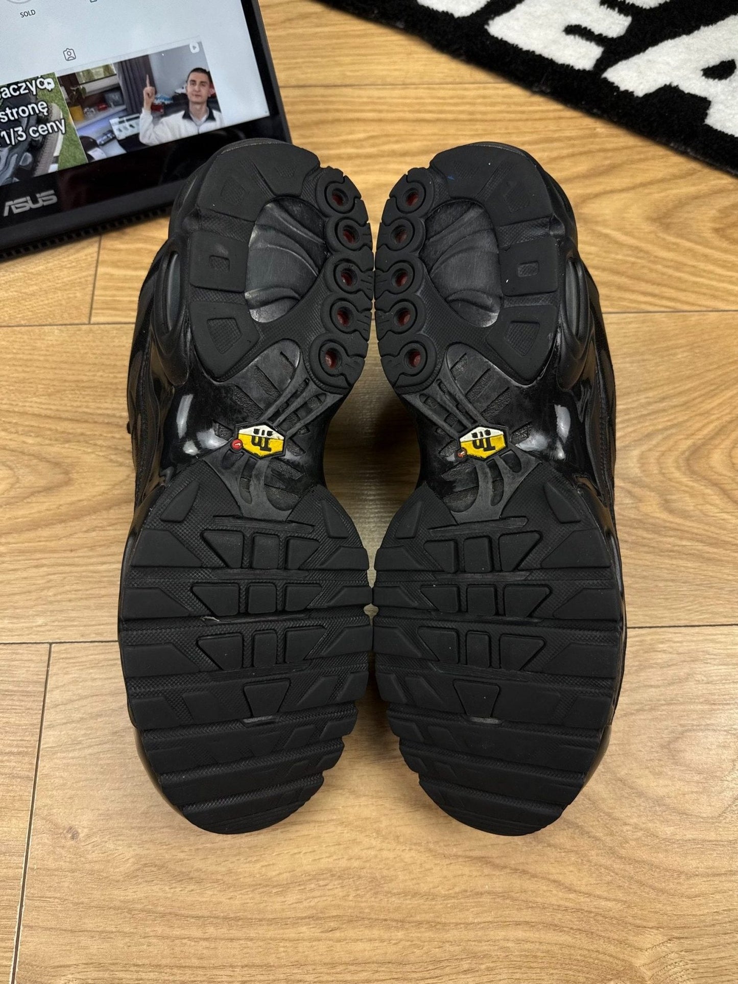 Nike Air Max Plus “Triple Black Leather” Triple Black — buty sportowe męskie w bardzo dobrym stanie rozmiar 44.5, podeszwa
