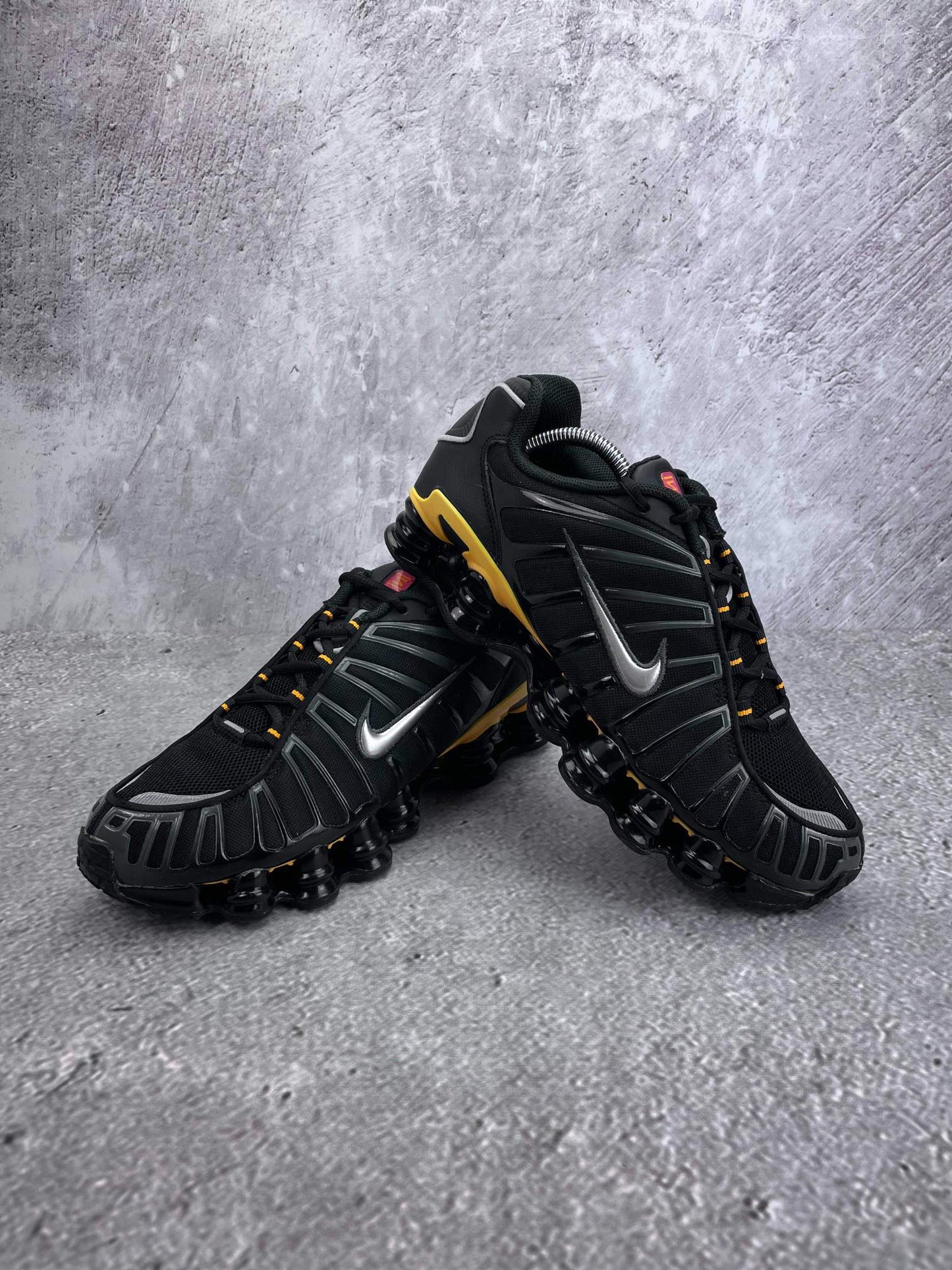 Nike Shox TL IF7119-001 - buty sportowe, para butów, widok z boku na tle studyjnym