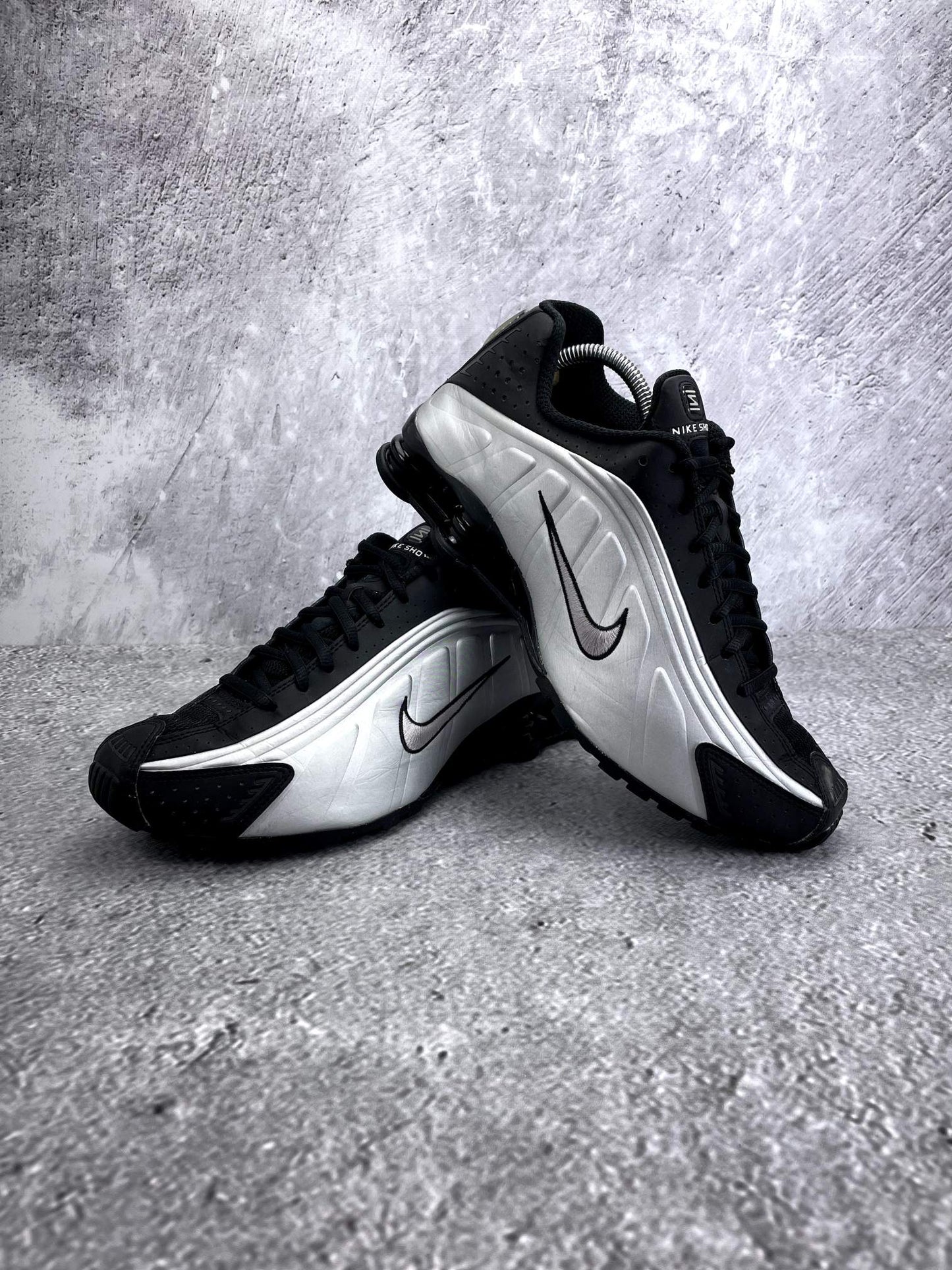 Nike Shox R4 Black Silver - buty sportowe, para butów, widok z boku na tle studyjnym