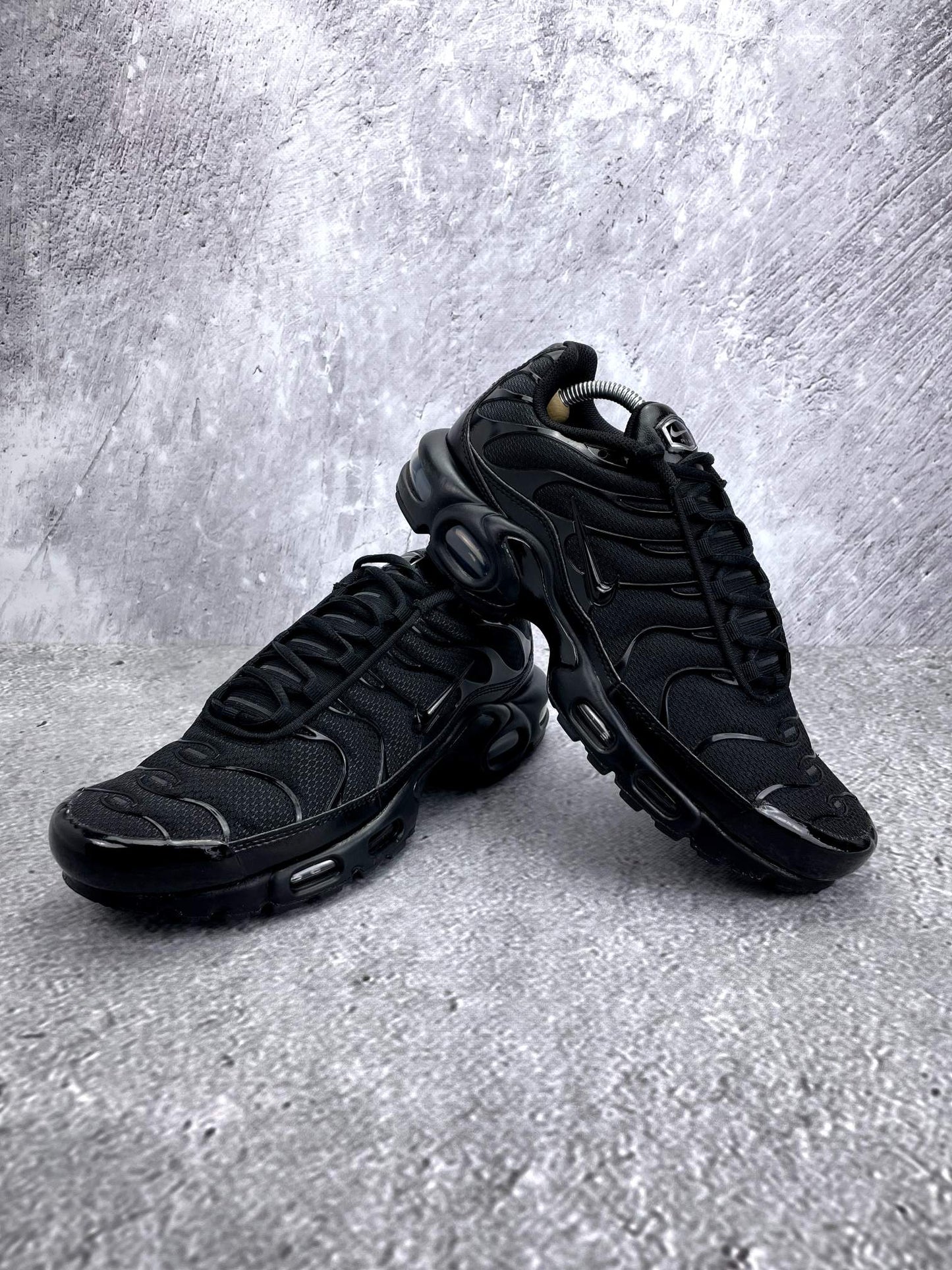 Nike Air Max Plus Triple Black - buty sportowe, para butów, widok z boku na tle studyjnym