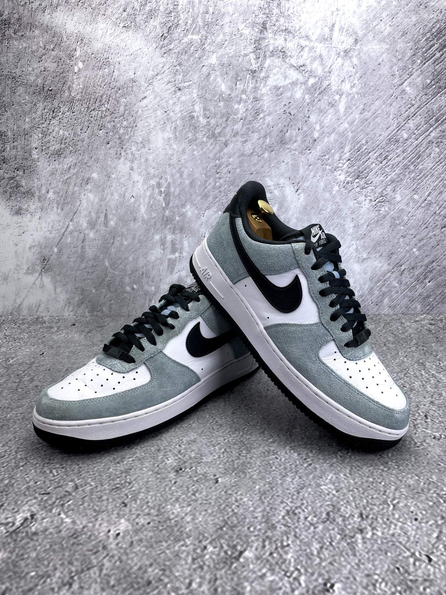 Nike Air Force 1 '07 LV8 Light Armory Blue - buty sportowe, para butów, widok z boku na tle studyjnym
