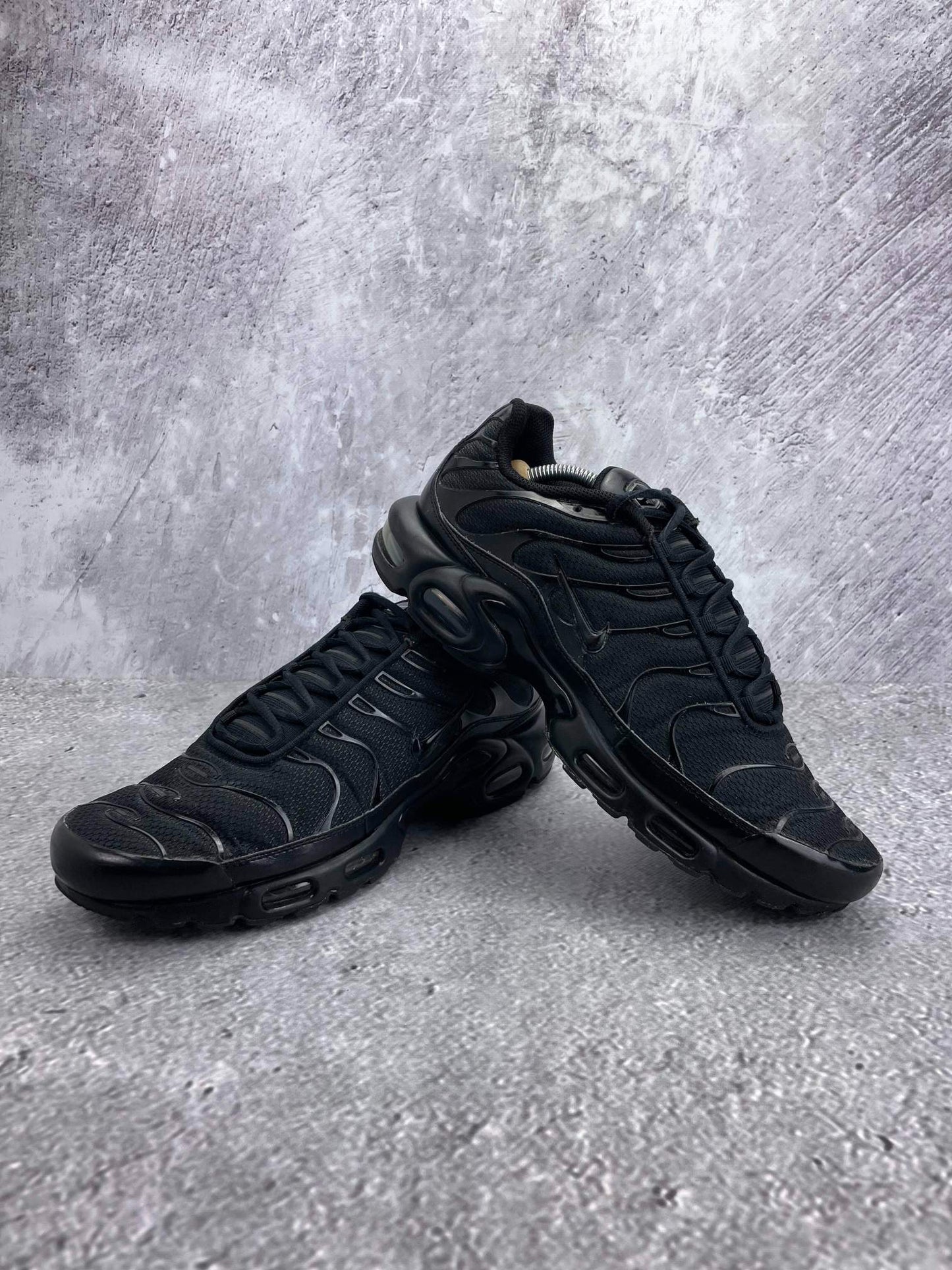Nike Air Max Plus Triple Black - buty sportowe, para butów, widok z boku na tle studyjnym