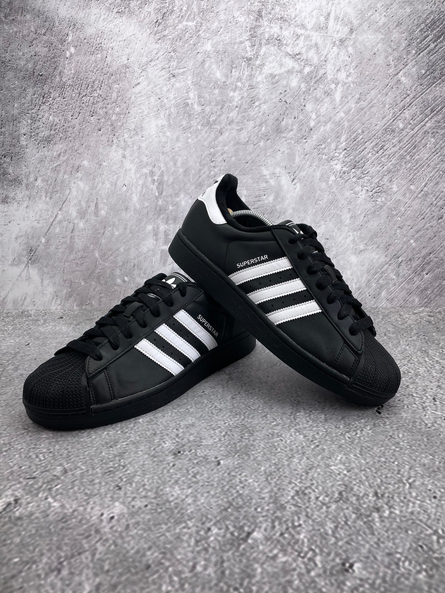 adidas Superstar II Black White - buty sportowe, para butów, widok z boku na tle studyjnym