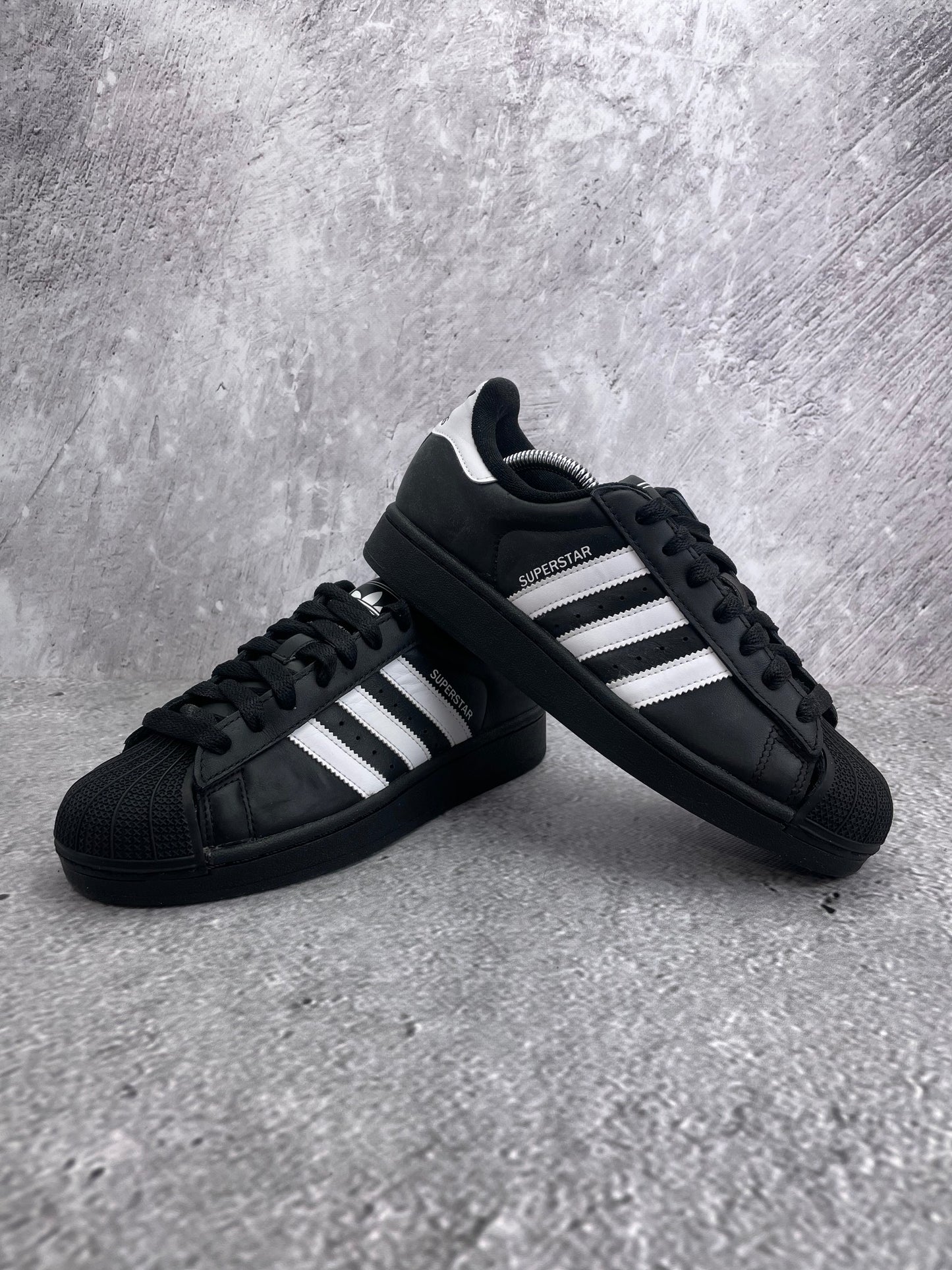 adidas Superstar II Black White - buty sportowe, para butów, widok z boku na tle studyjnym