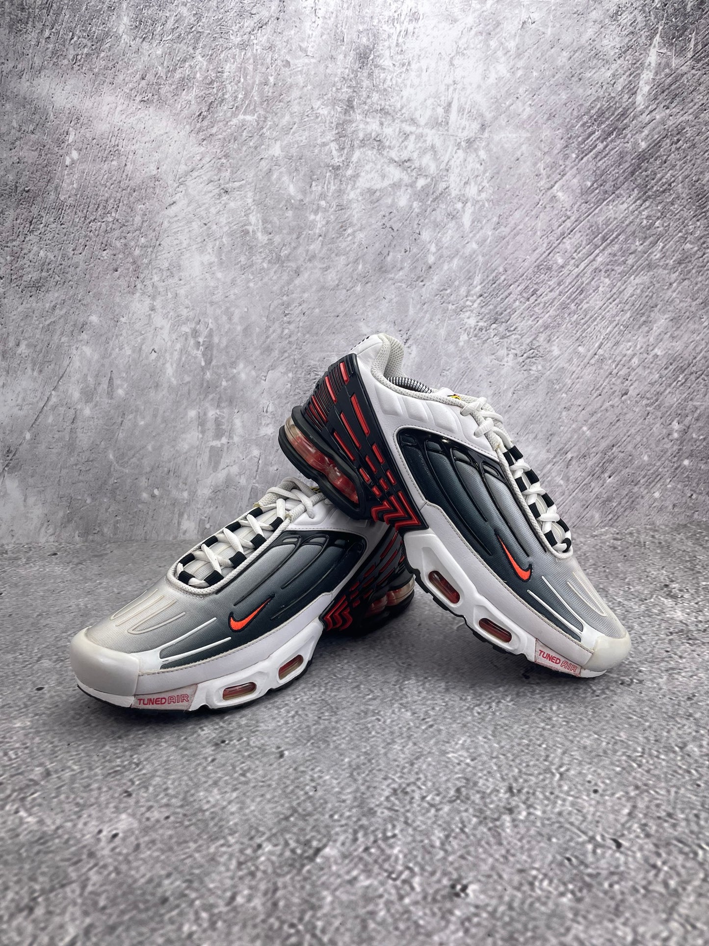 Nike Air Max Plus 3 Team Orange - buty sportowe, para butów, widok z boku na tle studyjnym
