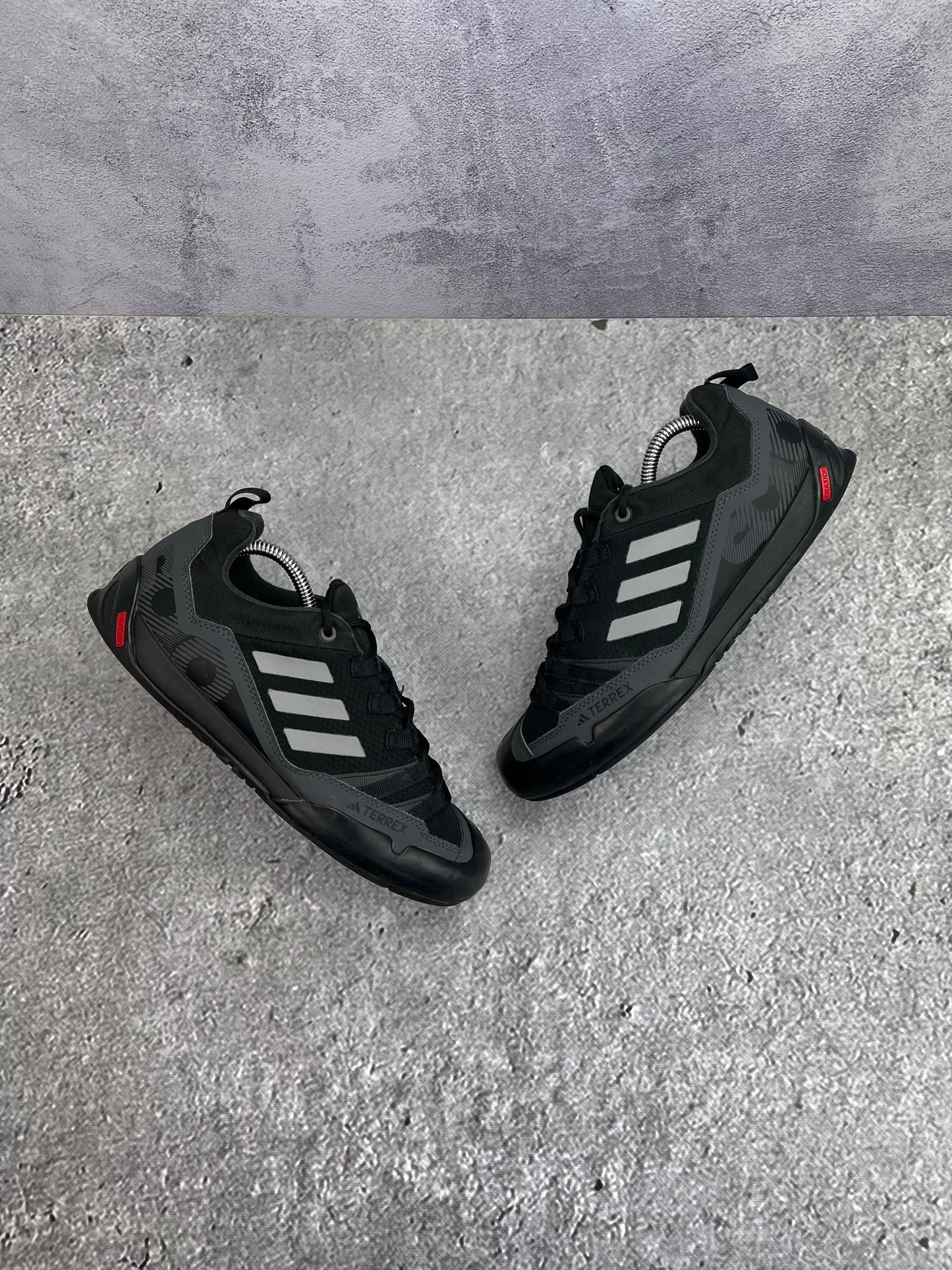 adidas Terrex Swift Solo 2.0 Core Black - buty sportowe, para butów, widok z boku na tle studyjnym