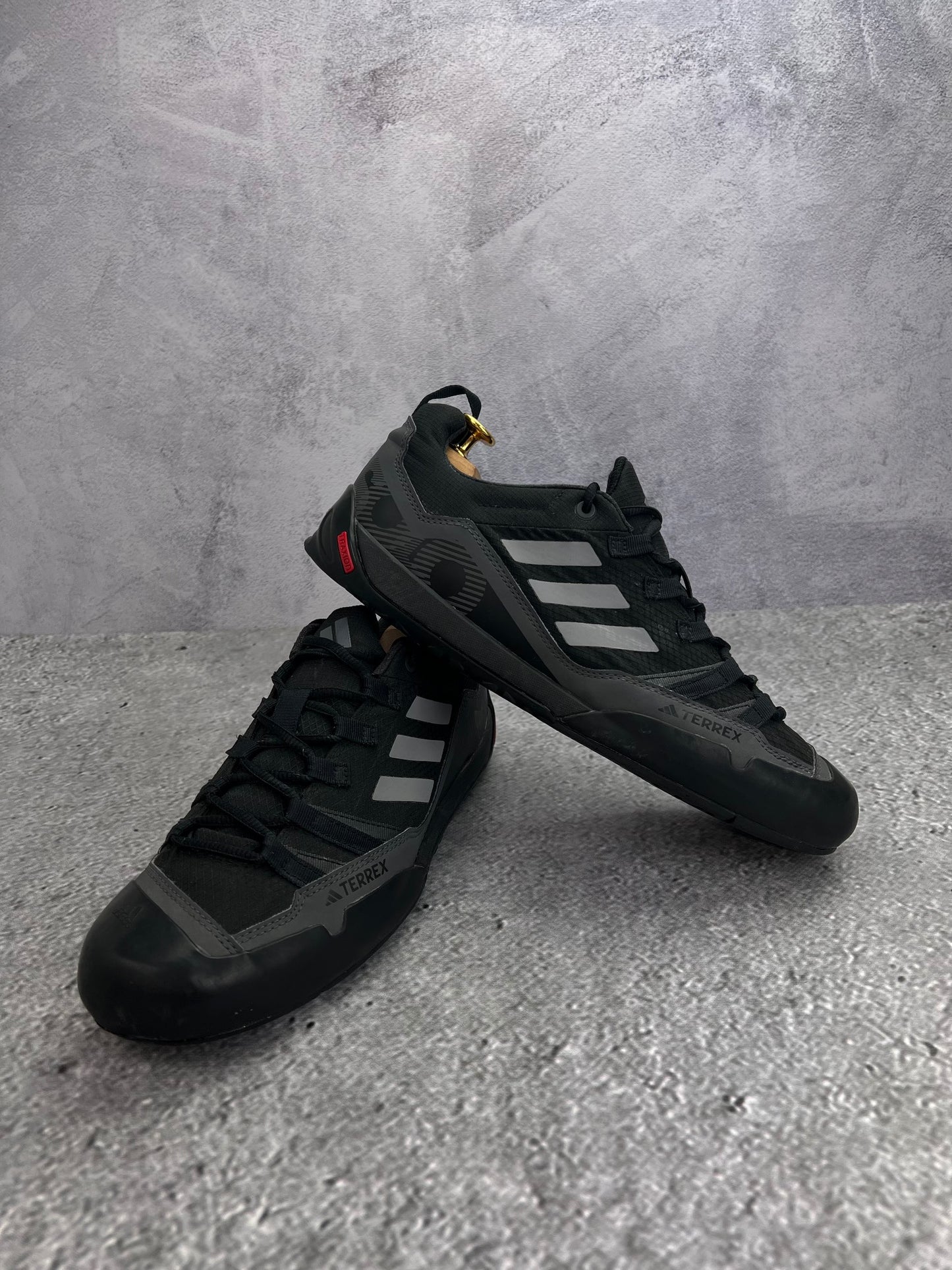 adidas Terrex Swift Solo 2.0 Core Black - buty sportowe, para butów, widok z boku na tle studyjnym