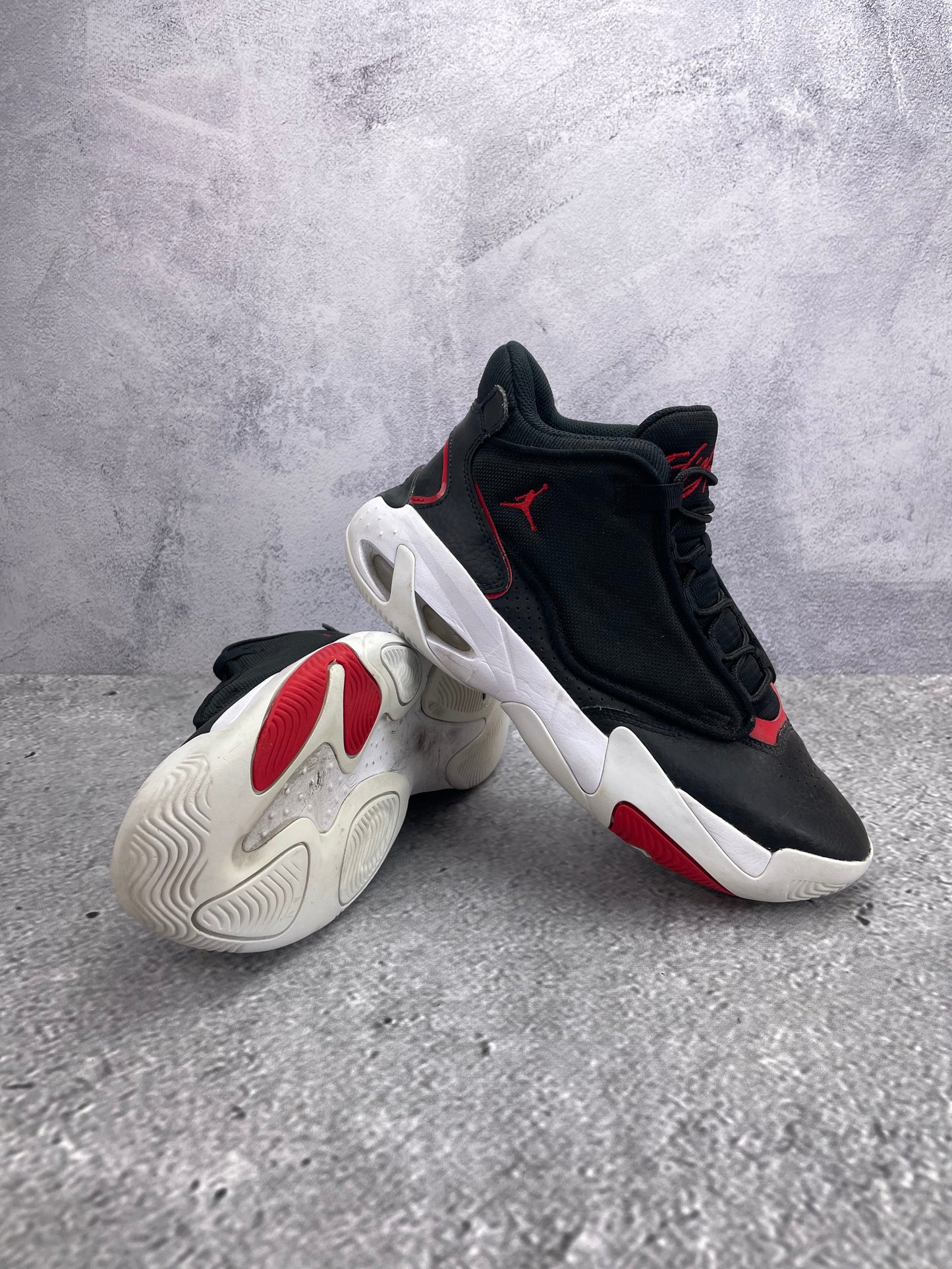 Jordan Max Aura 4 Bred - buty sportowe, para butów, widok z boku na tle studyjnym