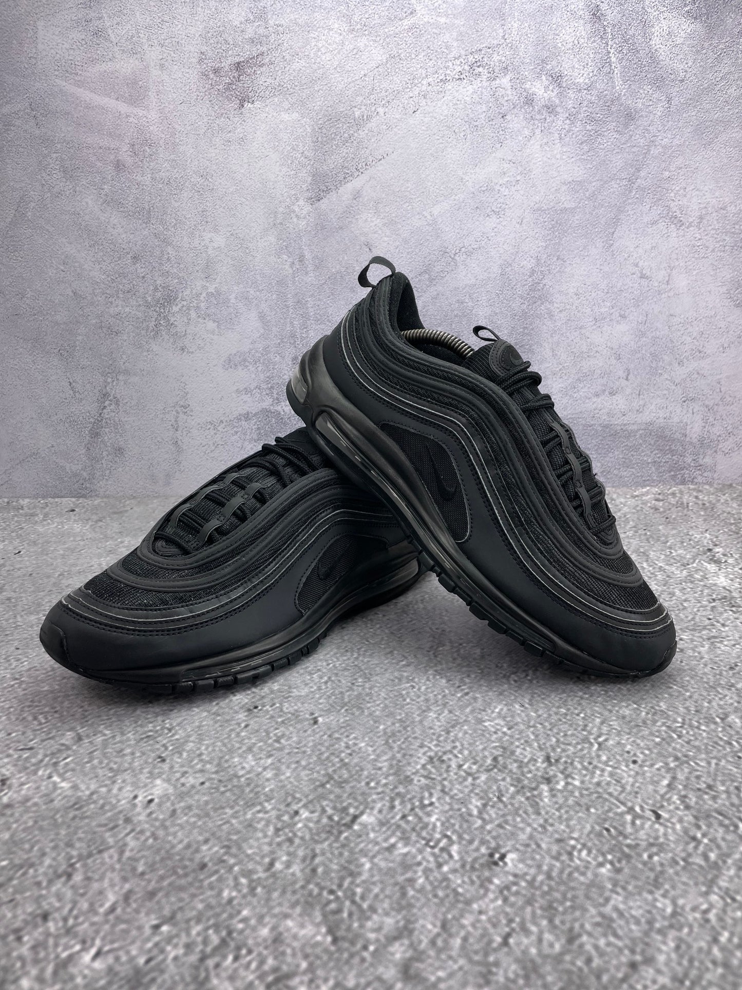Nike Air Max 97 Triple Black AM97 Triple Black - buty sportowe, para butów, widok z boku na tle studyjnym