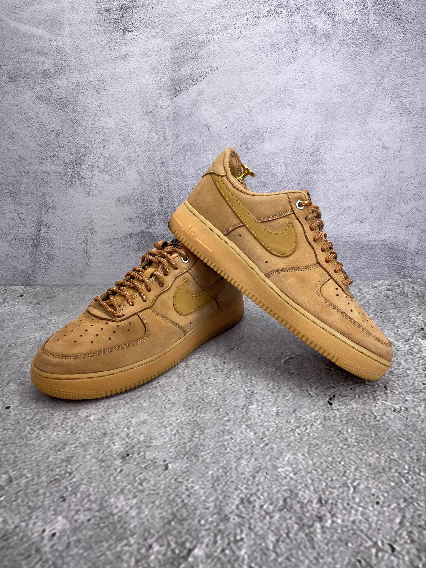 Nike Air Force 1 '07 WB Flax - buty sportowe, para butów, widok z boku na tle studyjnym