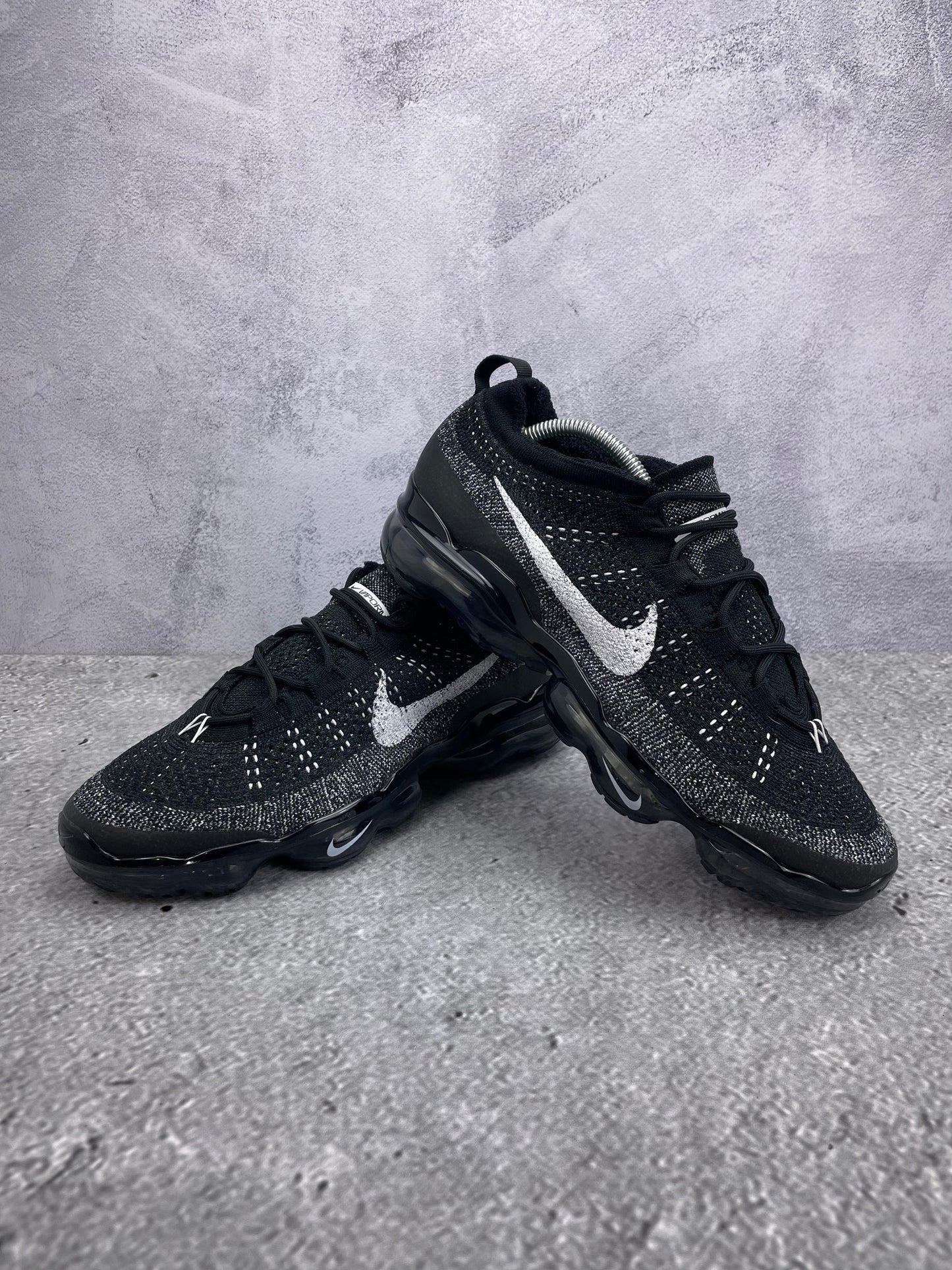 Nike Air VaporMax 2023 Flyknit Oreo - buty sportowe, para butów, widok z boku na tle studyjnym