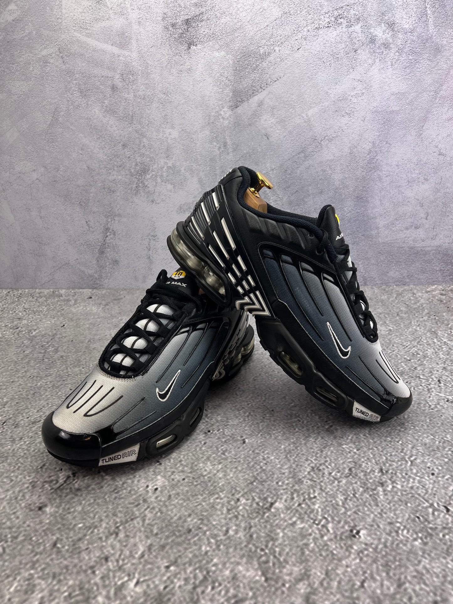 Nike Air Max Plus 3 'Black White' Black White - buty sportowe, para butów, widok z boku na tle studyjnym