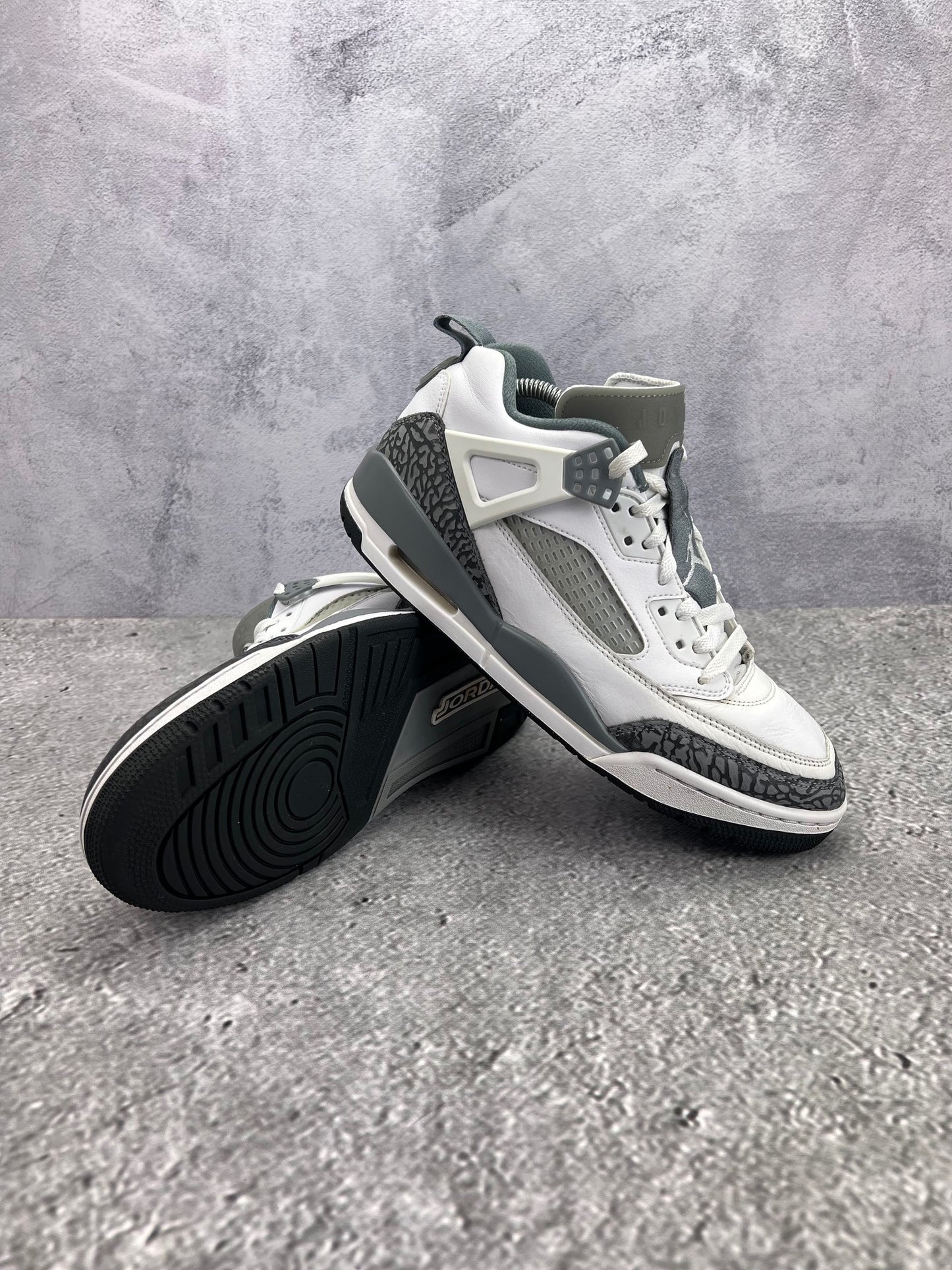 Jordan Spizike Low Cool Grey - buty sportowe, para butów, widok z boku na tle studyjnym