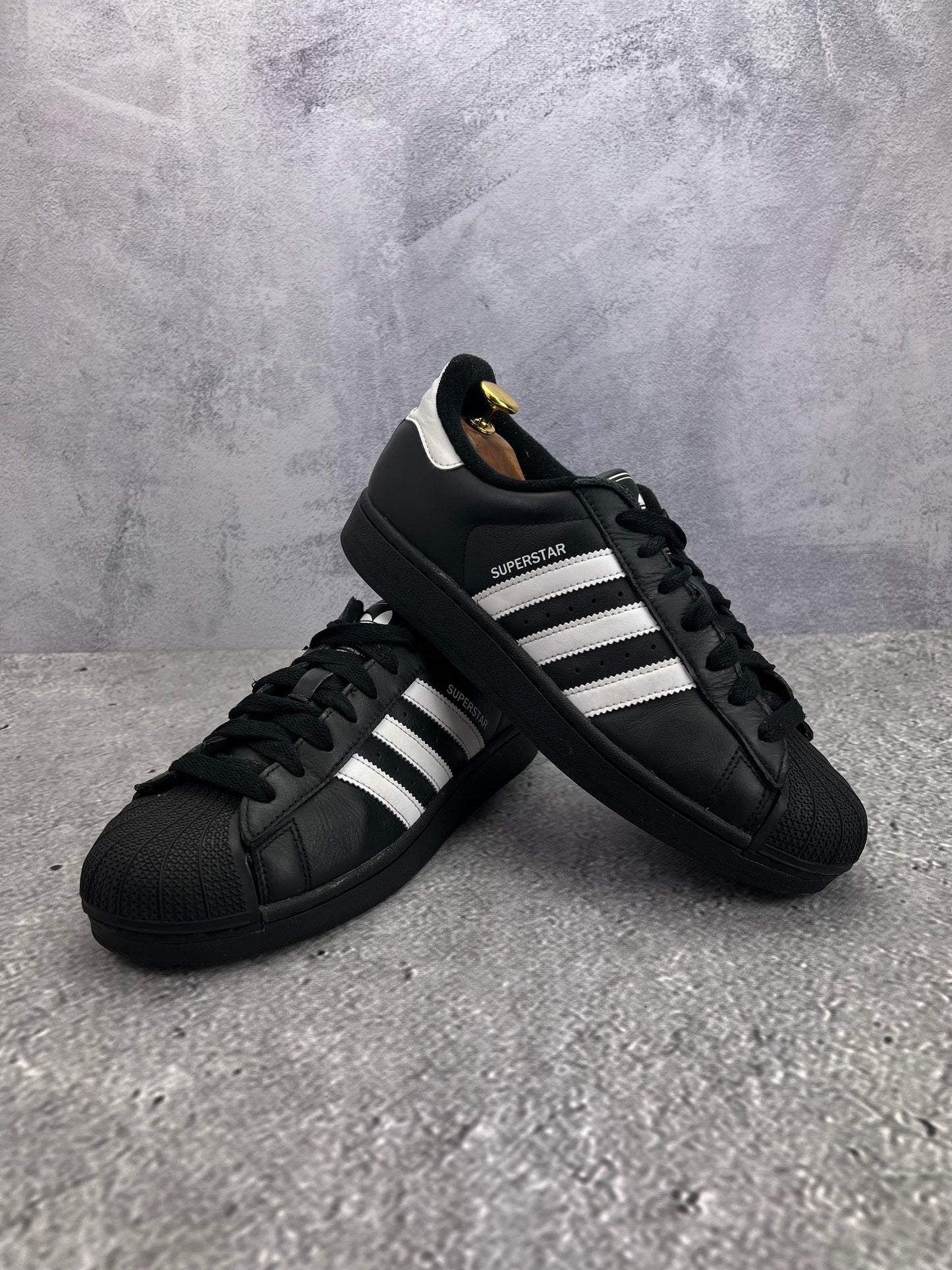 adidas Superstar II Black White - buty sportowe, para butów, widok z boku na tle studyjnym