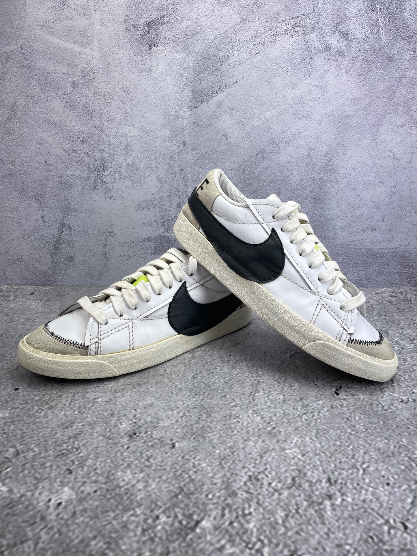 Nike Blazer Low '77 Jumbo White Black Sail - buty sportowe, para butów, widok z boku na tle studyjnym