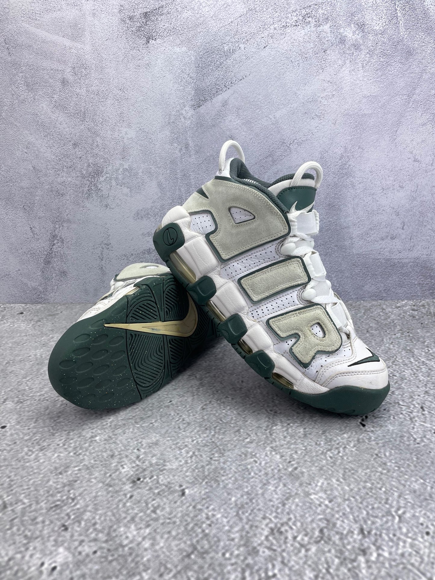 Nike Air More Uptempo '96 Vintage Green - buty sportowe, para butów, widok z boku na tle studyjnym