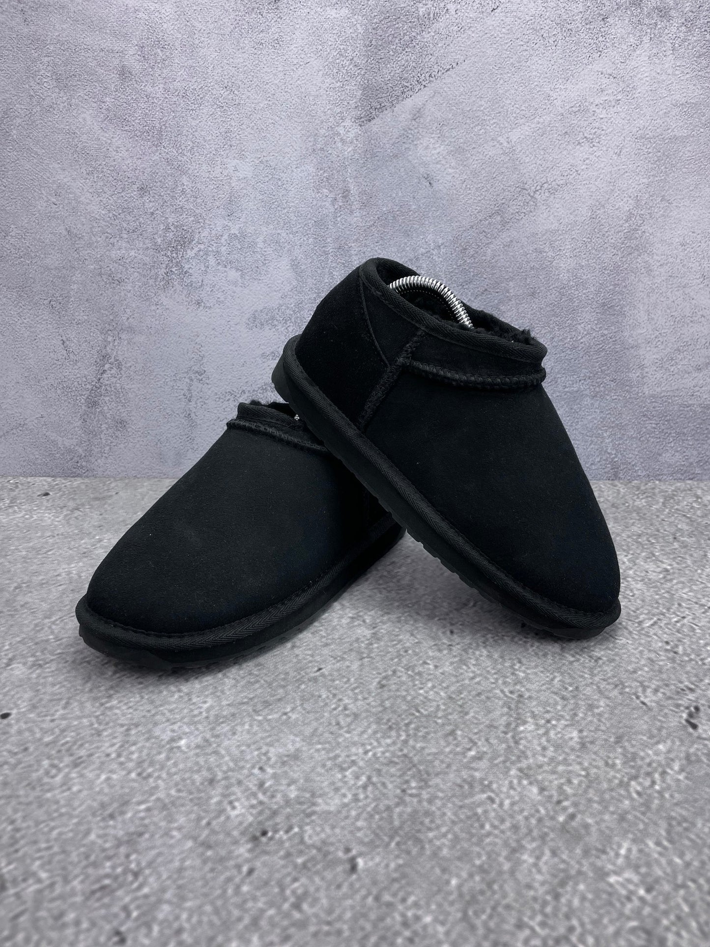 EMU Australia Stinger Compact Black - buty zimowe, para butów, widok z boku na tle studyjnym