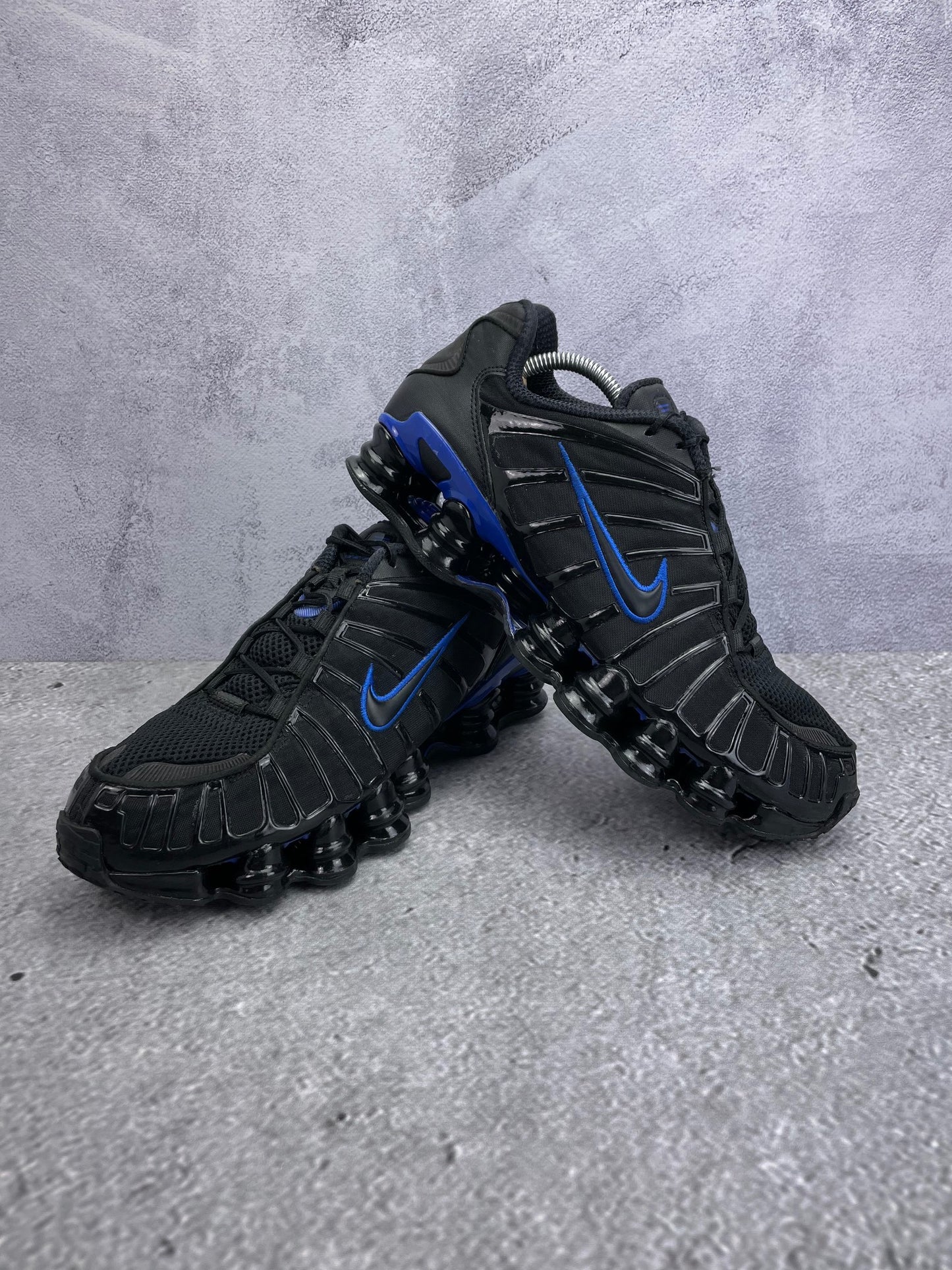 Nike Shox TL Black Racer Blue - buty sportowe, para butów, widok z boku na tle studyjnym