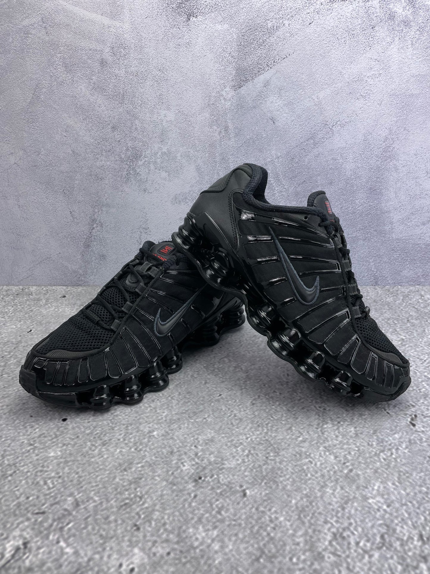 Nike Shox TL Black - buty sportowe, para butów, widok z boku na tle studyjnym
