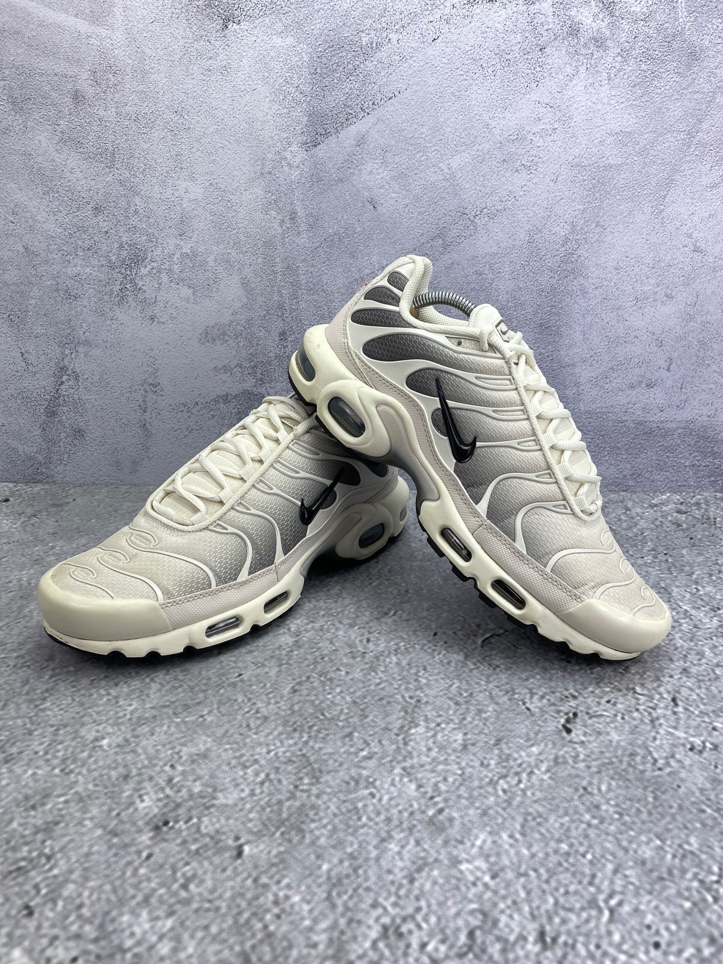 Nike Air Max Plus Light Orewood Cave Stone - buty sportowe, para butów, widok z boku na tle studyjnym