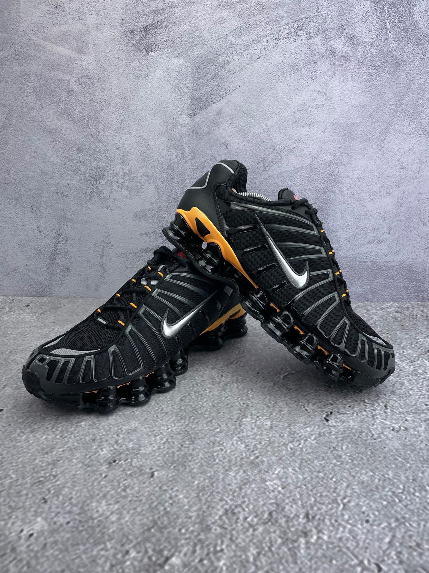 Nike Shox TL IF7119-001 - buty sportowe, para butów, widok z boku na tle studyjnym