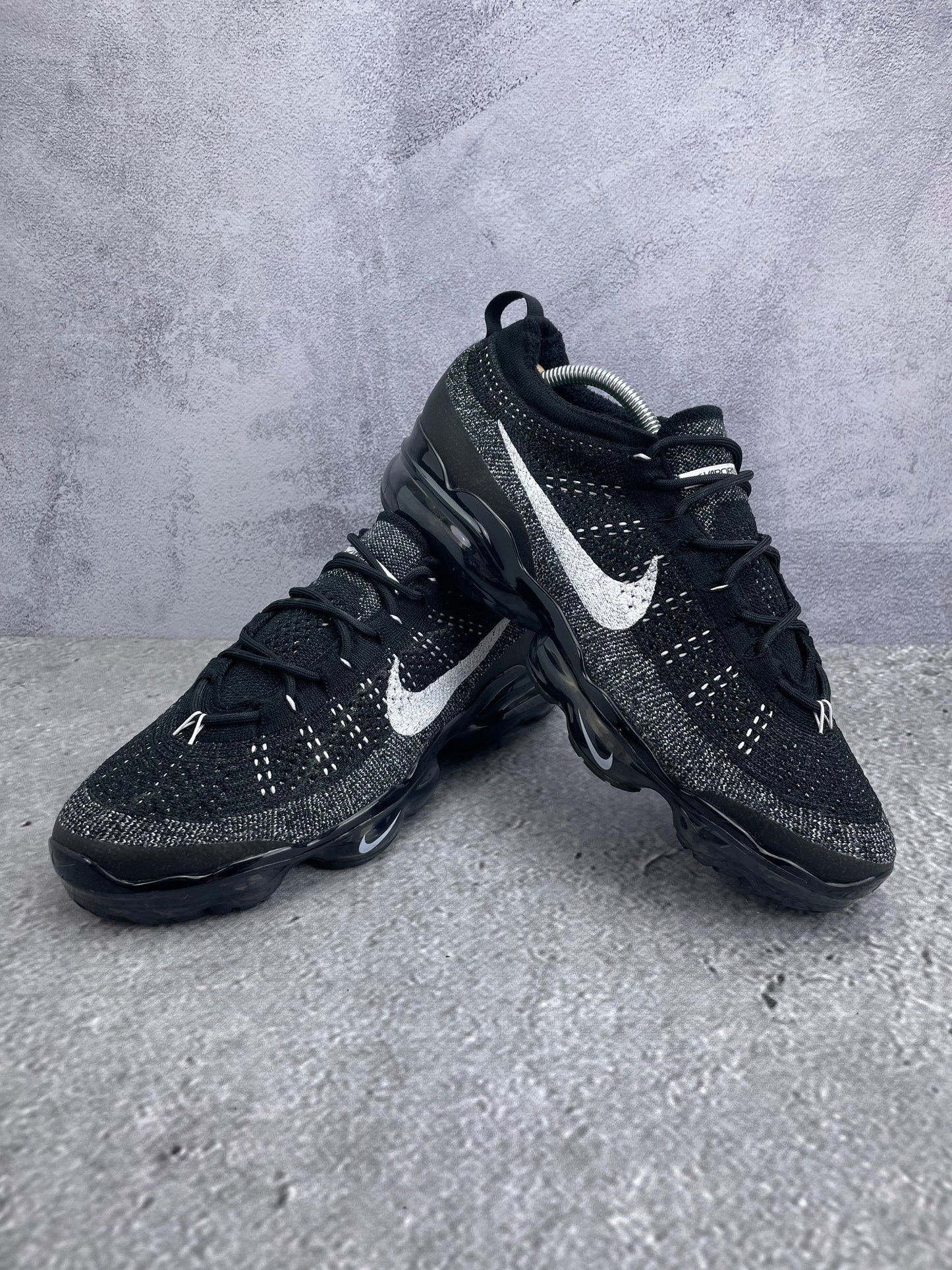 Nike Air VaporMax 2023 Flyknit Oreo - buty sportowe, para butów, widok z boku na tle studyjnym