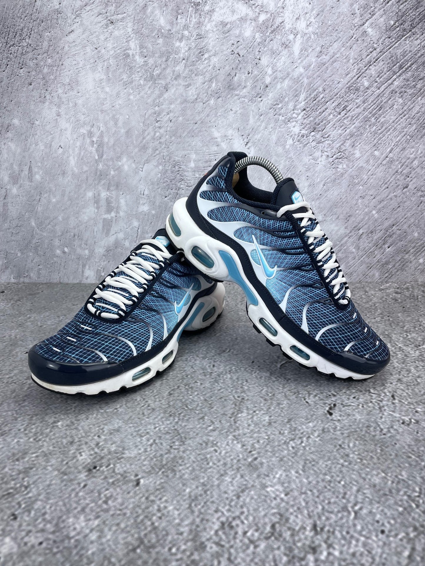 Nike Air Max Plus Dark Obsidian - buty sportowe, para butów, widok z boku na tle studyjnym