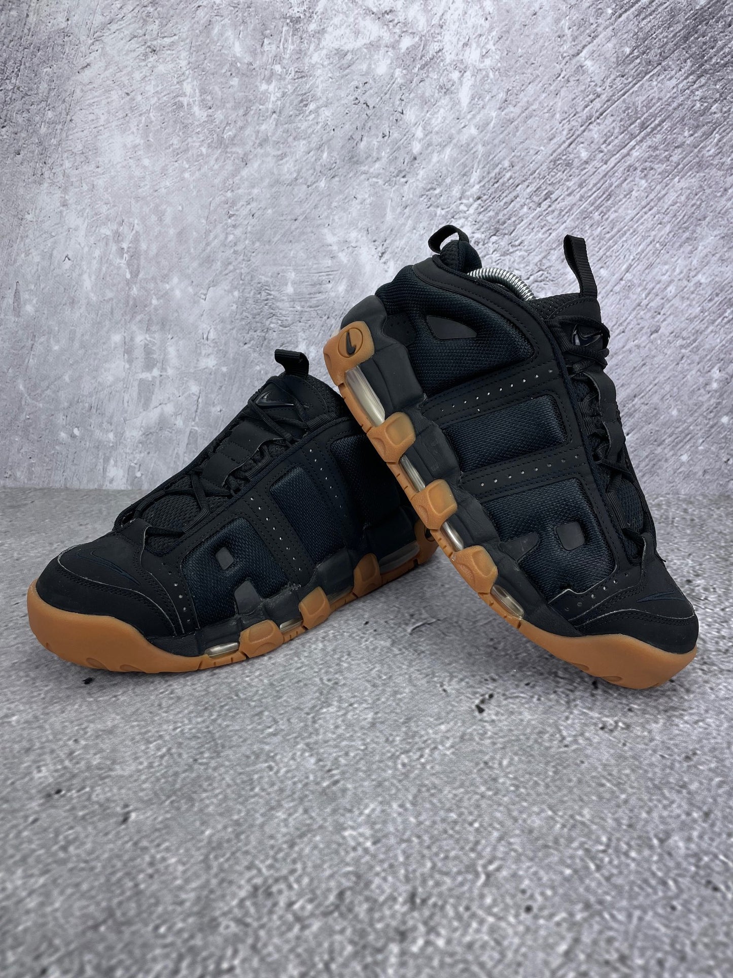 Nike Air More Uptempo Low Black Gum - buty sportowe, para butów, widok z boku na tle studyjnym