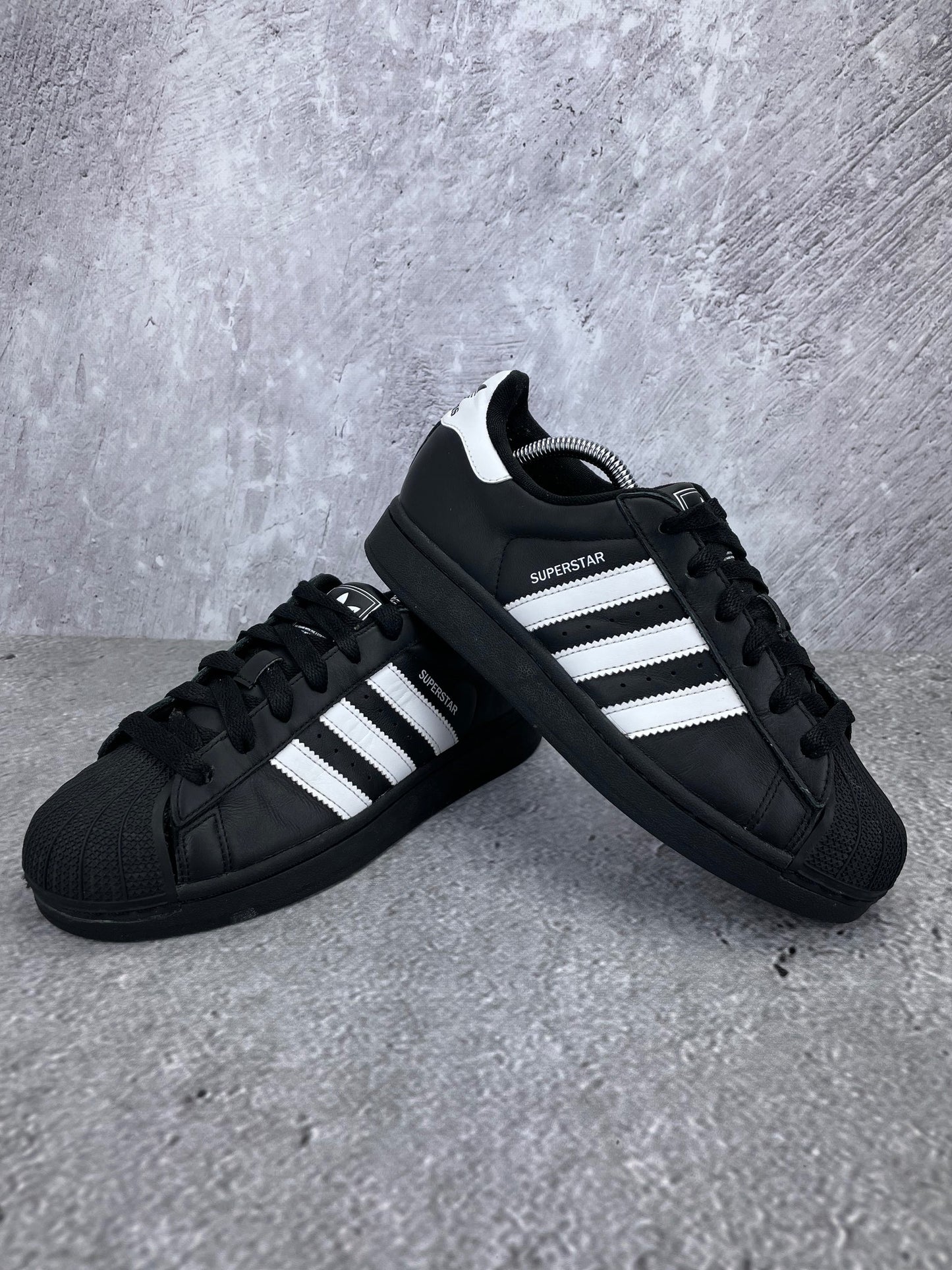 adidas Superstar II Black White - buty sportowe, para butów, widok z boku na tle studyjnym