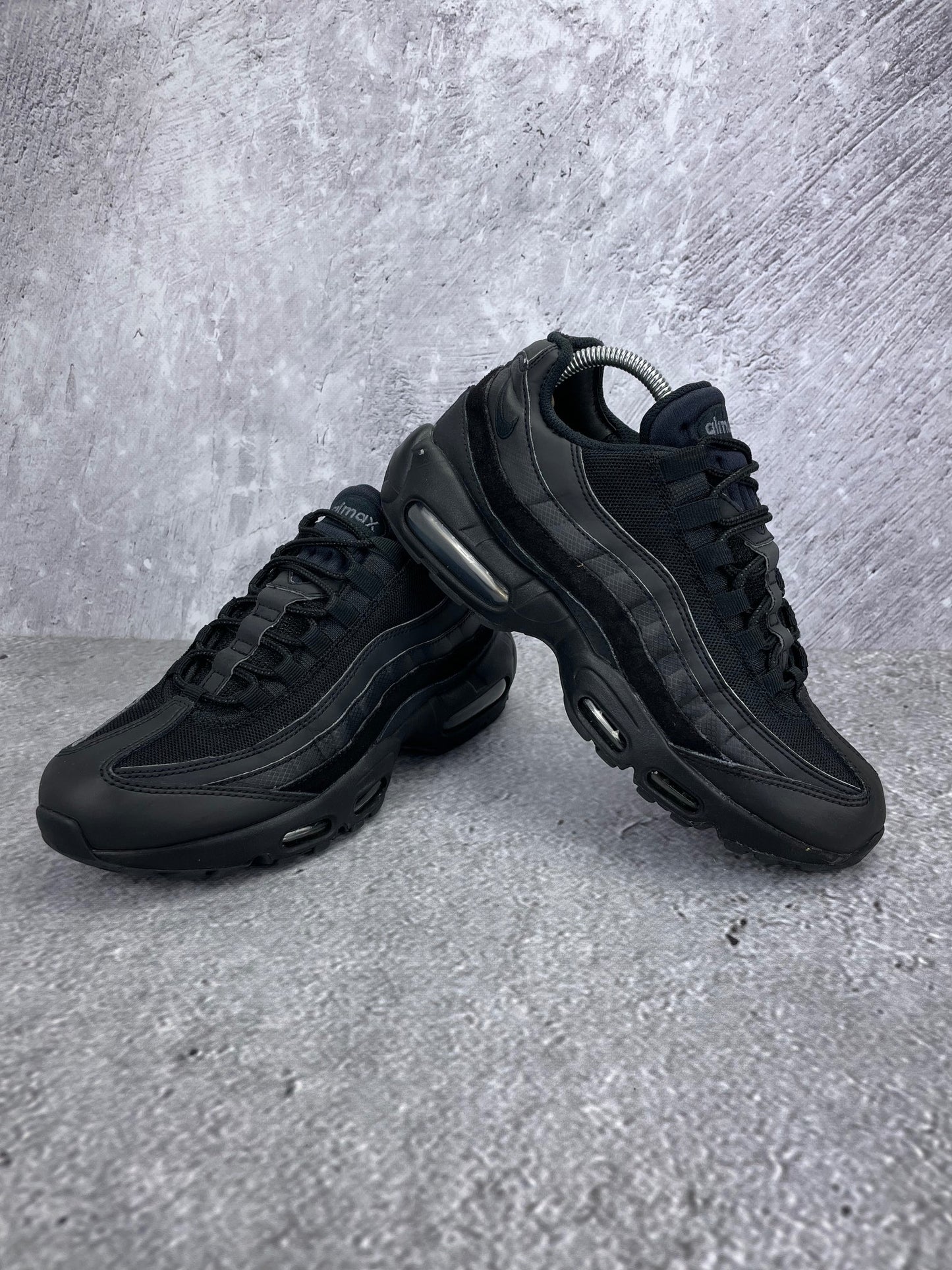 Nike Air Max 95 Essential Triple Black - buty sportowe, para butów, widok z boku na tle studyjnym