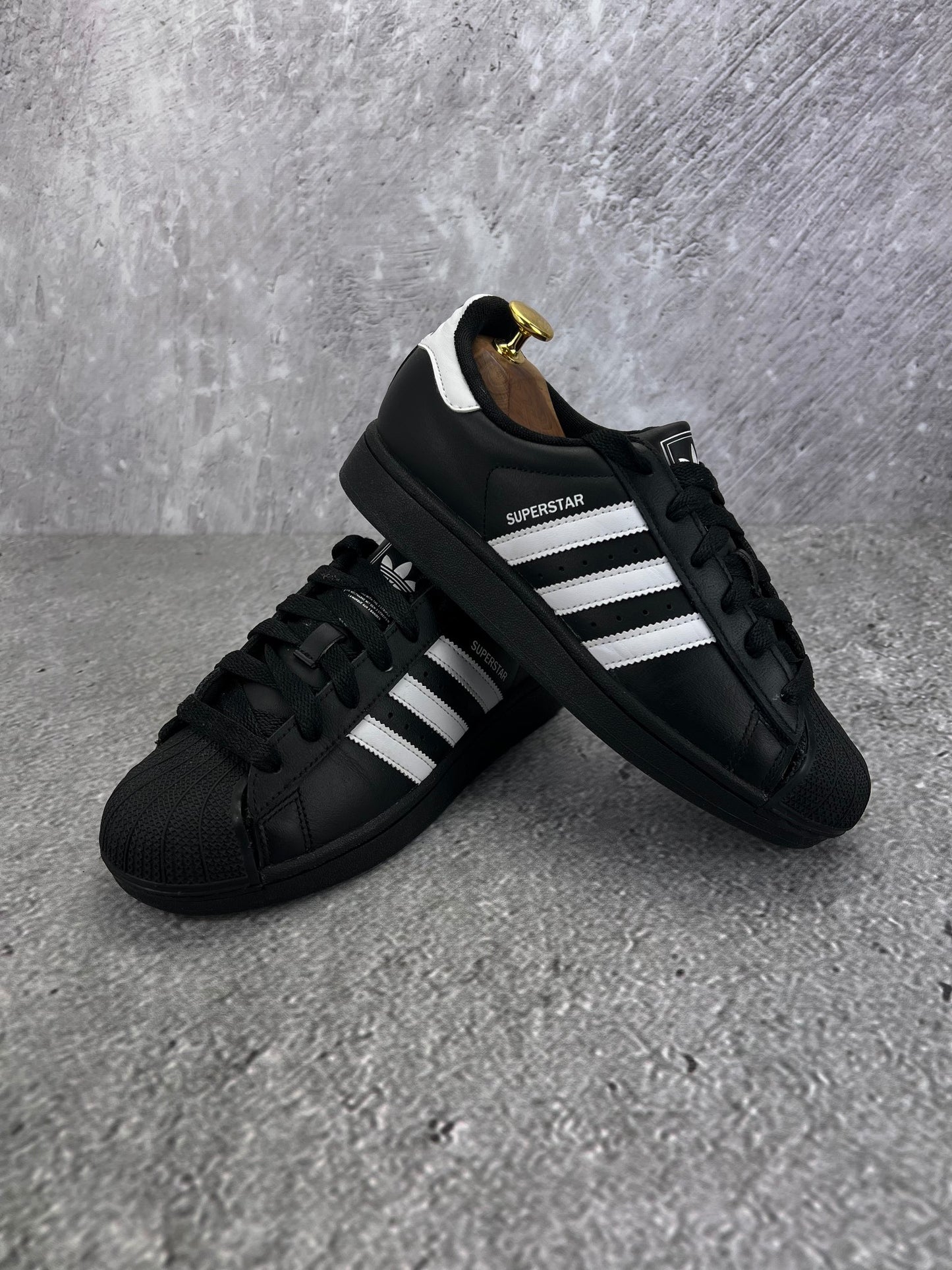 adidas Superstar II JH9977 - buty sportowe, para butów, widok z boku na tle studyjnym