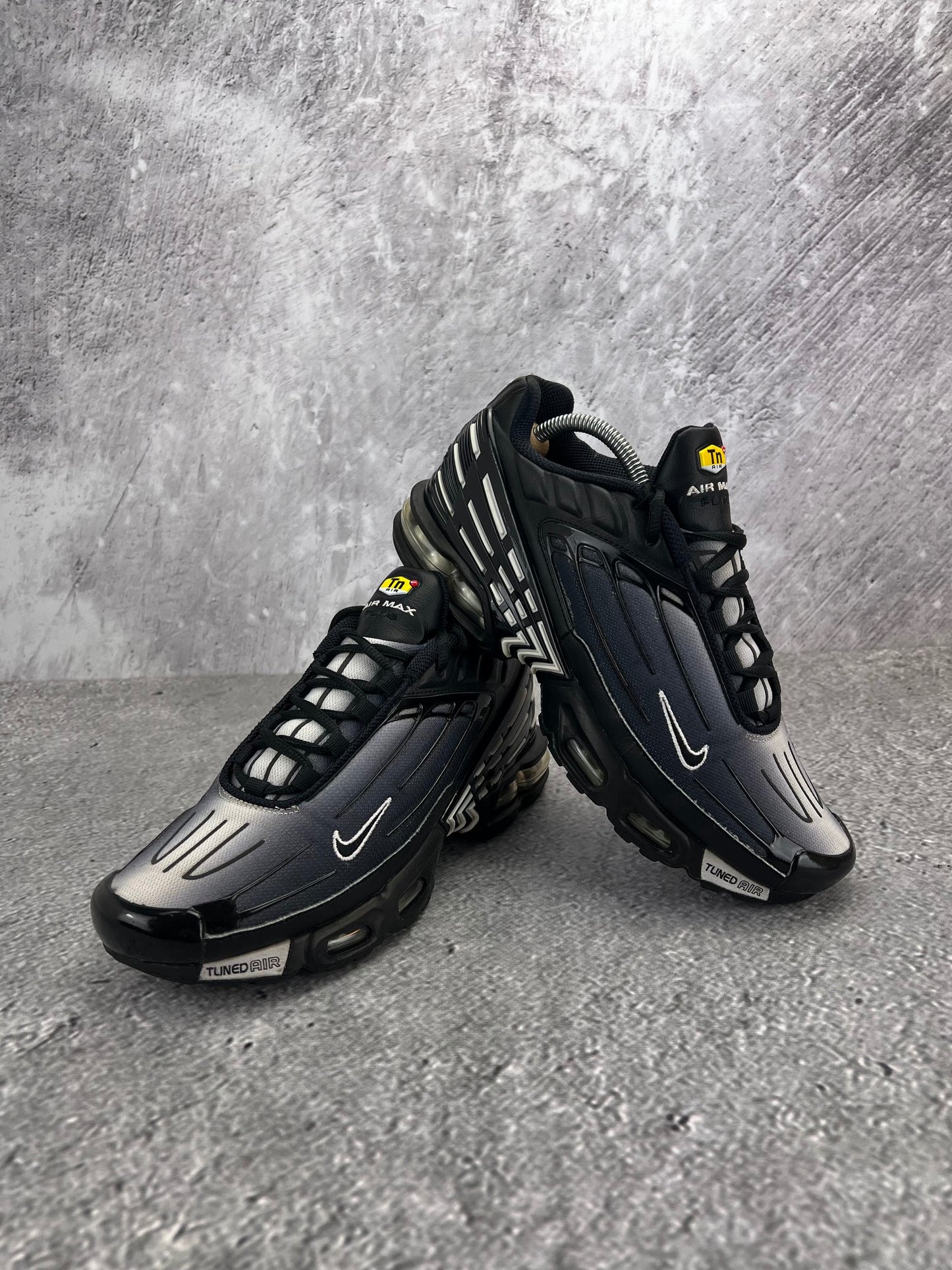 Nike Air Max Plus 3 Obsidian - buty sportowe, para butów, widok z boku na tle studyjnym