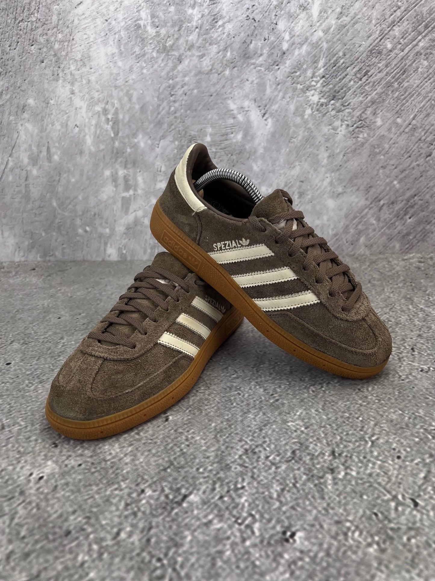 adidas Handball Spezial IF6490 - buty sportowe, para butów, widok z boku na tle studyjnym