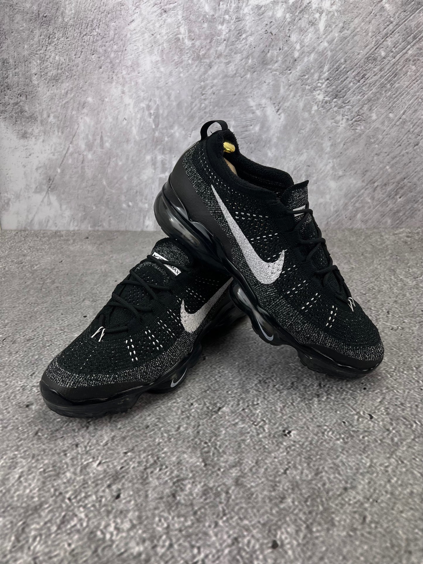 Nike Air VaporMax 2023 Flyknit Oreo - buty sportowe, para butów, widok z boku na tle studyjnym