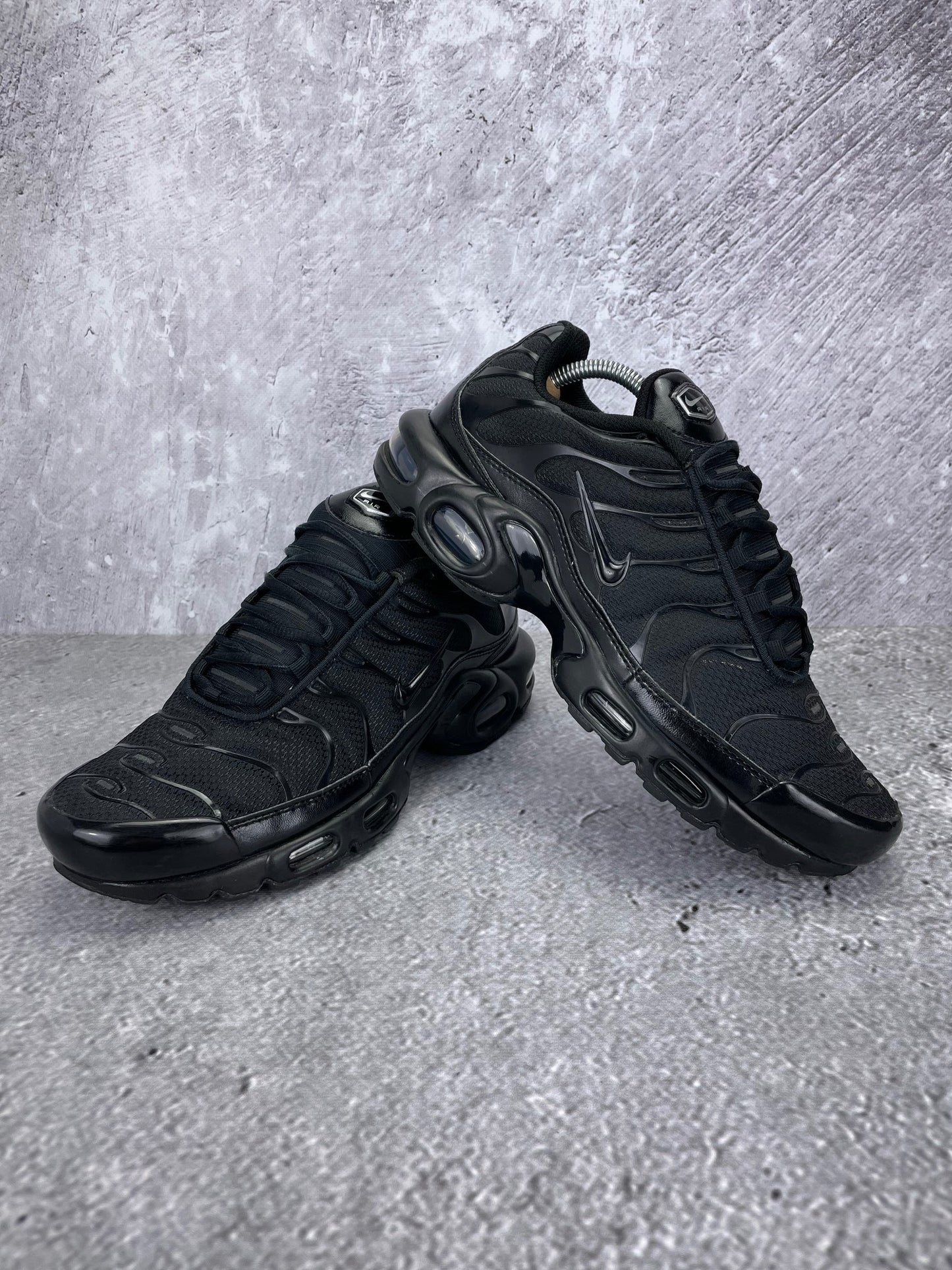Nike Air Max Plus Triple Black - buty sportowe, para butów, widok z boku na tle studyjnym