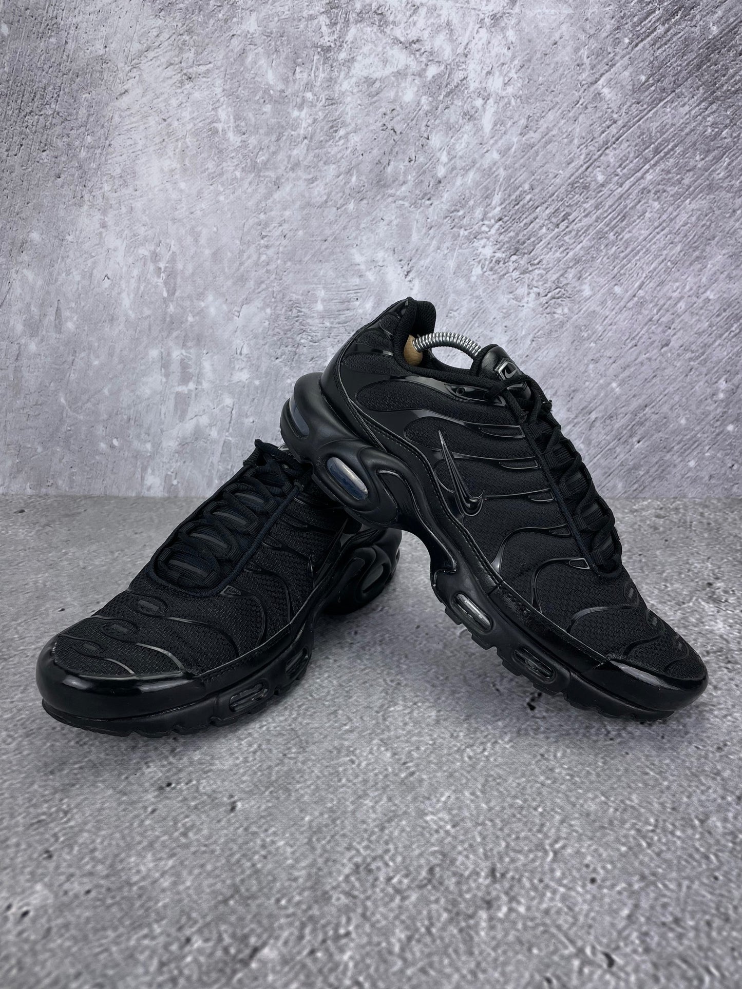 Nike Air Max Plus Triple Black - buty sportowe, para butów, widok z boku na tle studyjnym