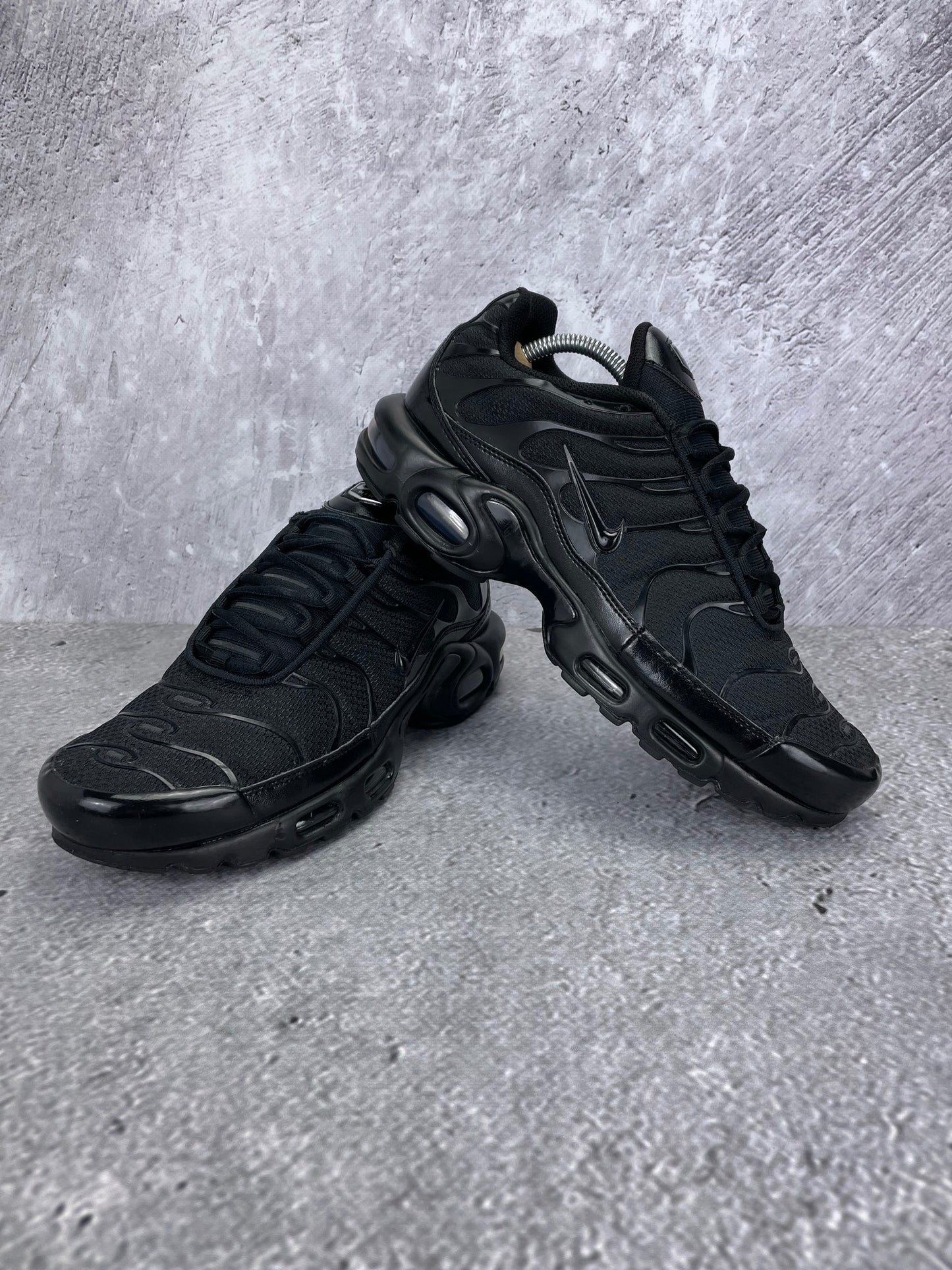 Nike Air Max Plus Triple Black - buty sportowe, para butów, widok z boku na tle studyjnym