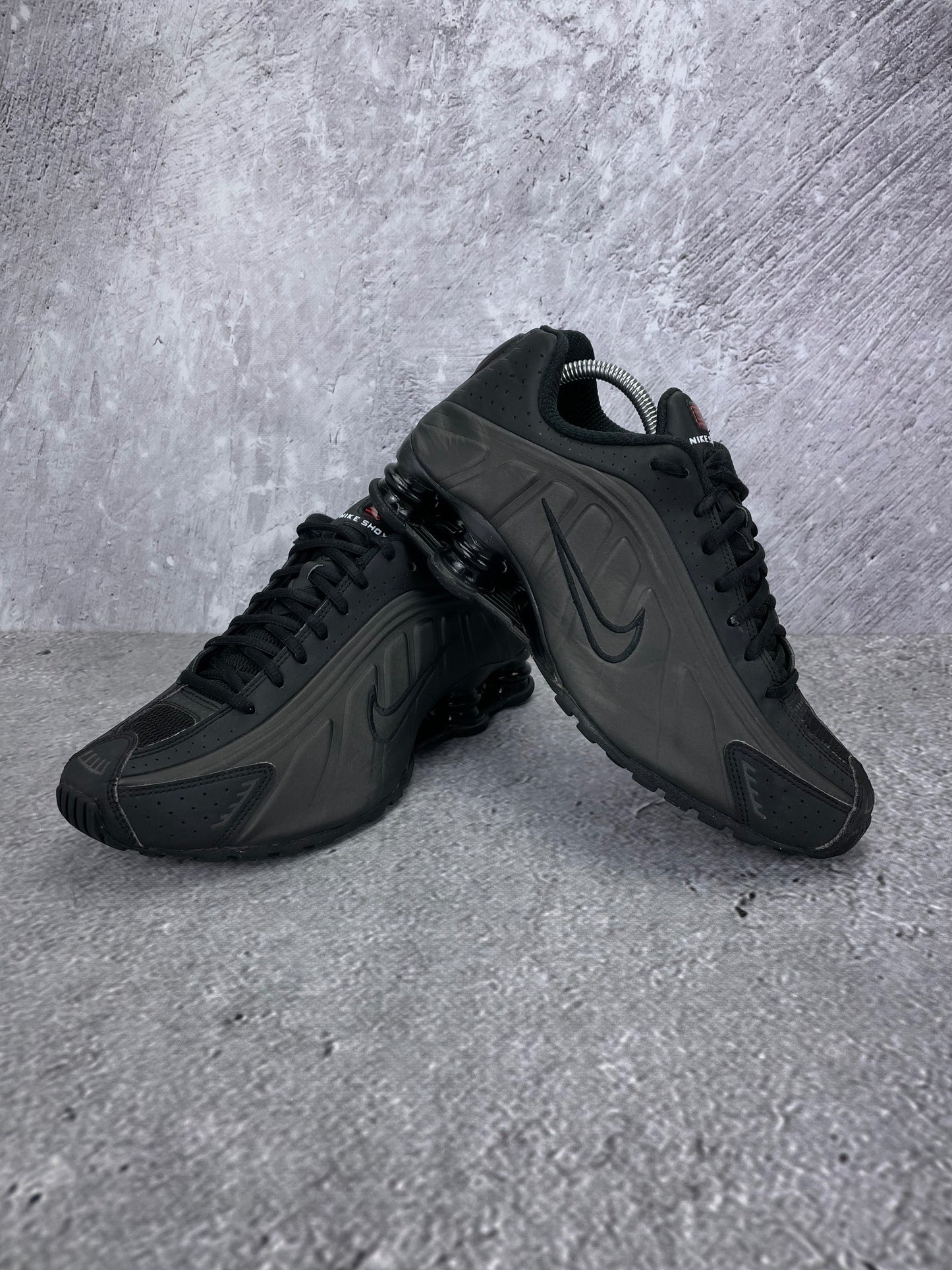 Nike Shox R4 Triple Black - buty sportowe, para butów, widok z boku na tle studyjnym