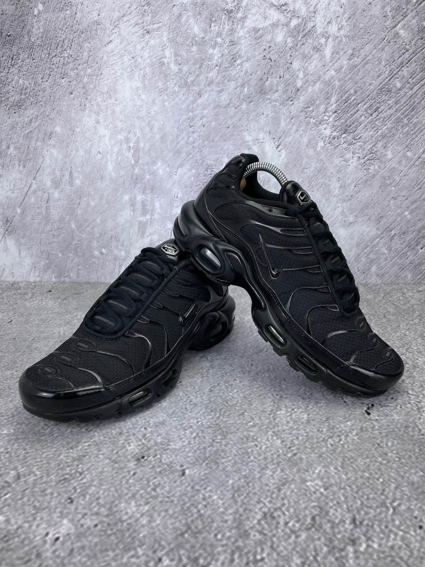 Nike Air Max Plus Triple Black - buty sportowe, para butów, widok z boku na tle studyjnym