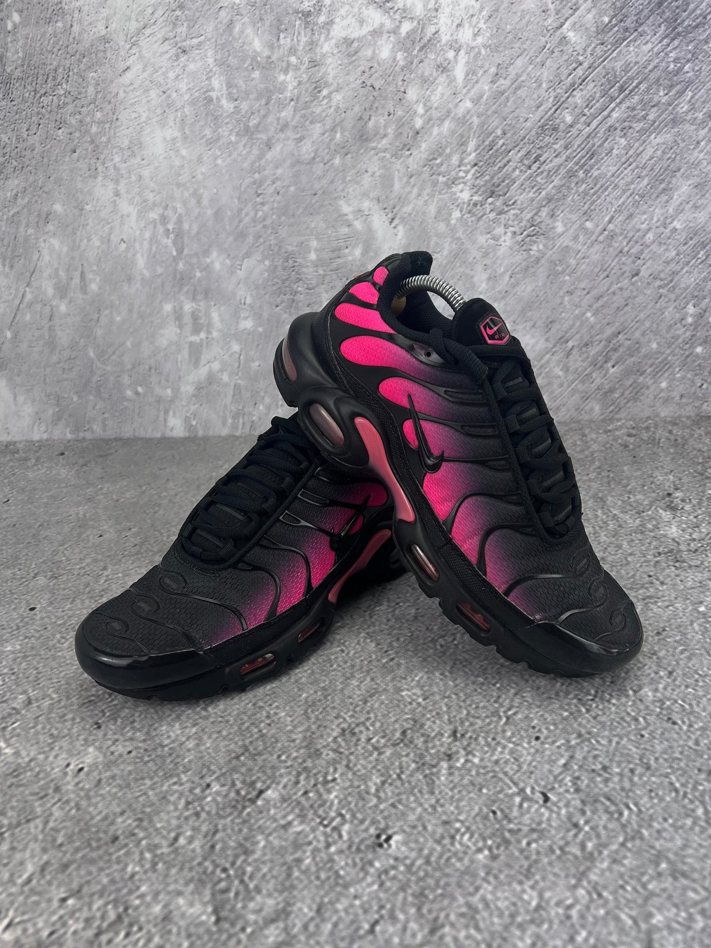 Nike Air Max Plus Black Hyper Pink - buty sportowe, para butów, widok z boku na tle studyjnym